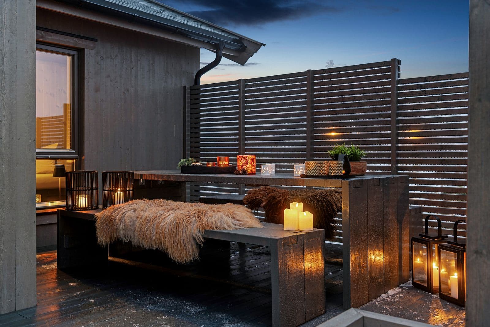 I en lun krok på terrassen er det massive utemøbler som passer perfekt for middager i det fri, sene kvelder og hyggelige stunder med familie og venner mens solen forsvinner bak åsene.