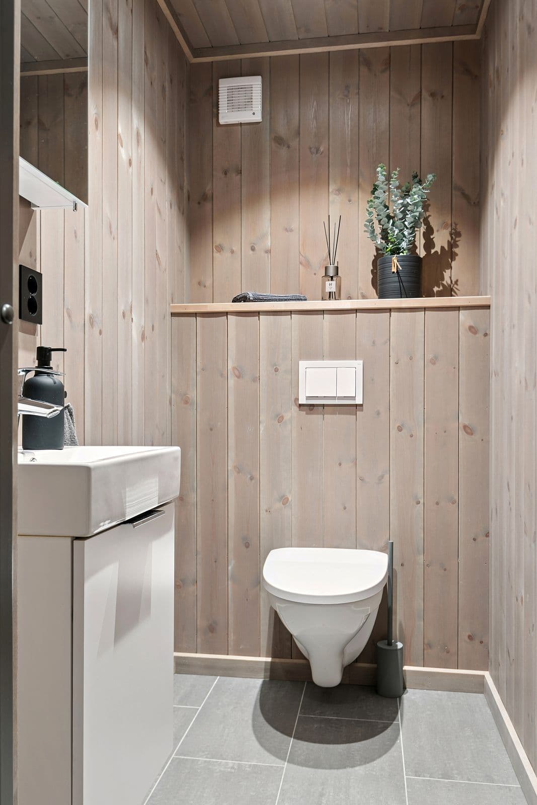 I tillegg finnes et separat WC-rom, en løsning som mange hytteeiere setter stor pris på. WC-rom ligger plassert i gangen mellom soverom 2 og soverom 3.