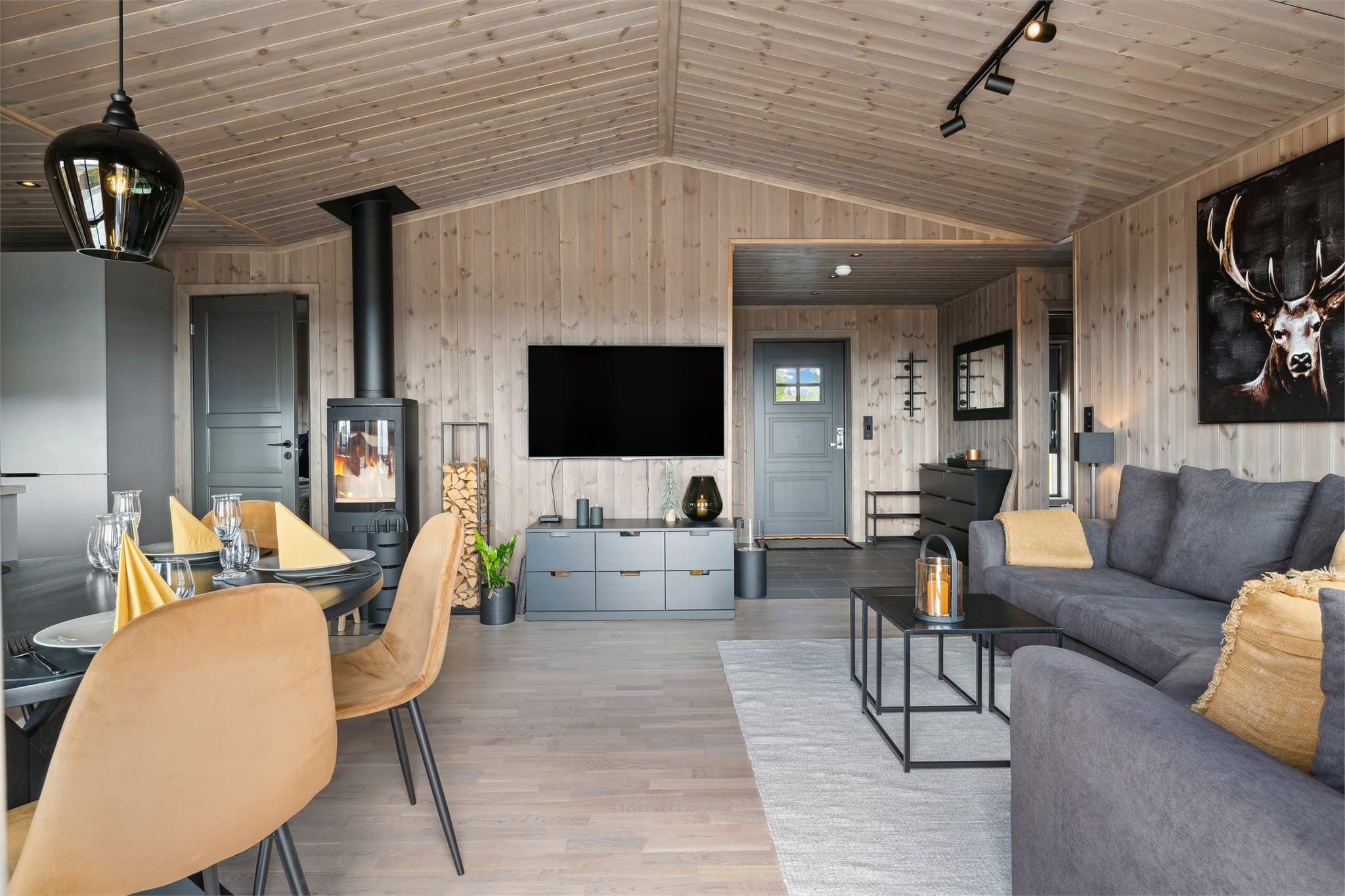 På gulvet ligger lys eikeparkett, som gir rommet et lyst, harmonisk preg og står i perfekt kontrast til kjøkkenets grå toner. Med gulvvarme i hele hytta, med unntak av soverommene, oppleves komforten og det er behagelig romtemperatur fra morgen til kveld.