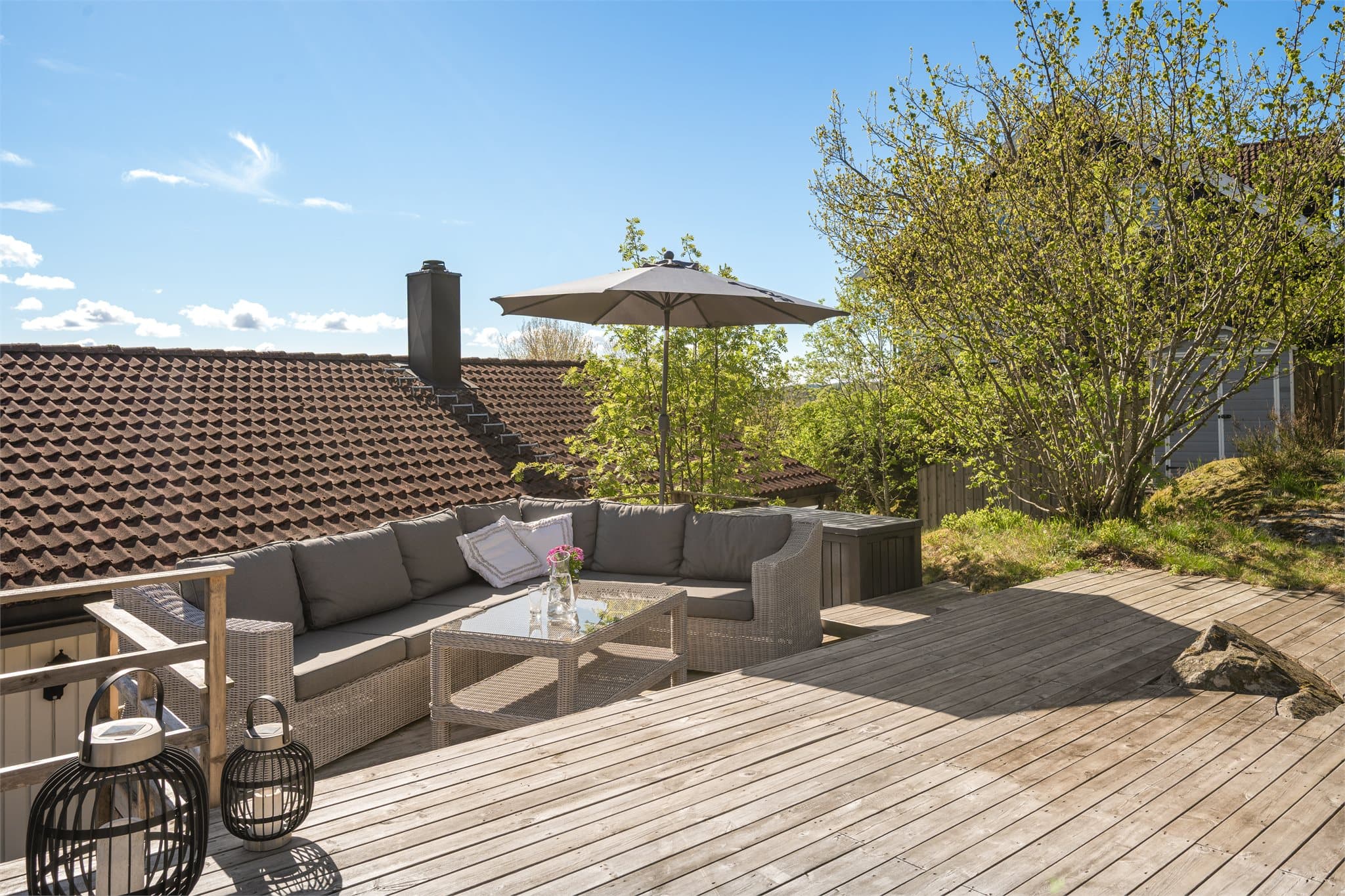 Her får du flere innbydende uteplasser med god plass til både spisegruppe og loungemøbler – perfekt for alt fra rolige morgenstunder til sene sommerkvelder med familie og venner.