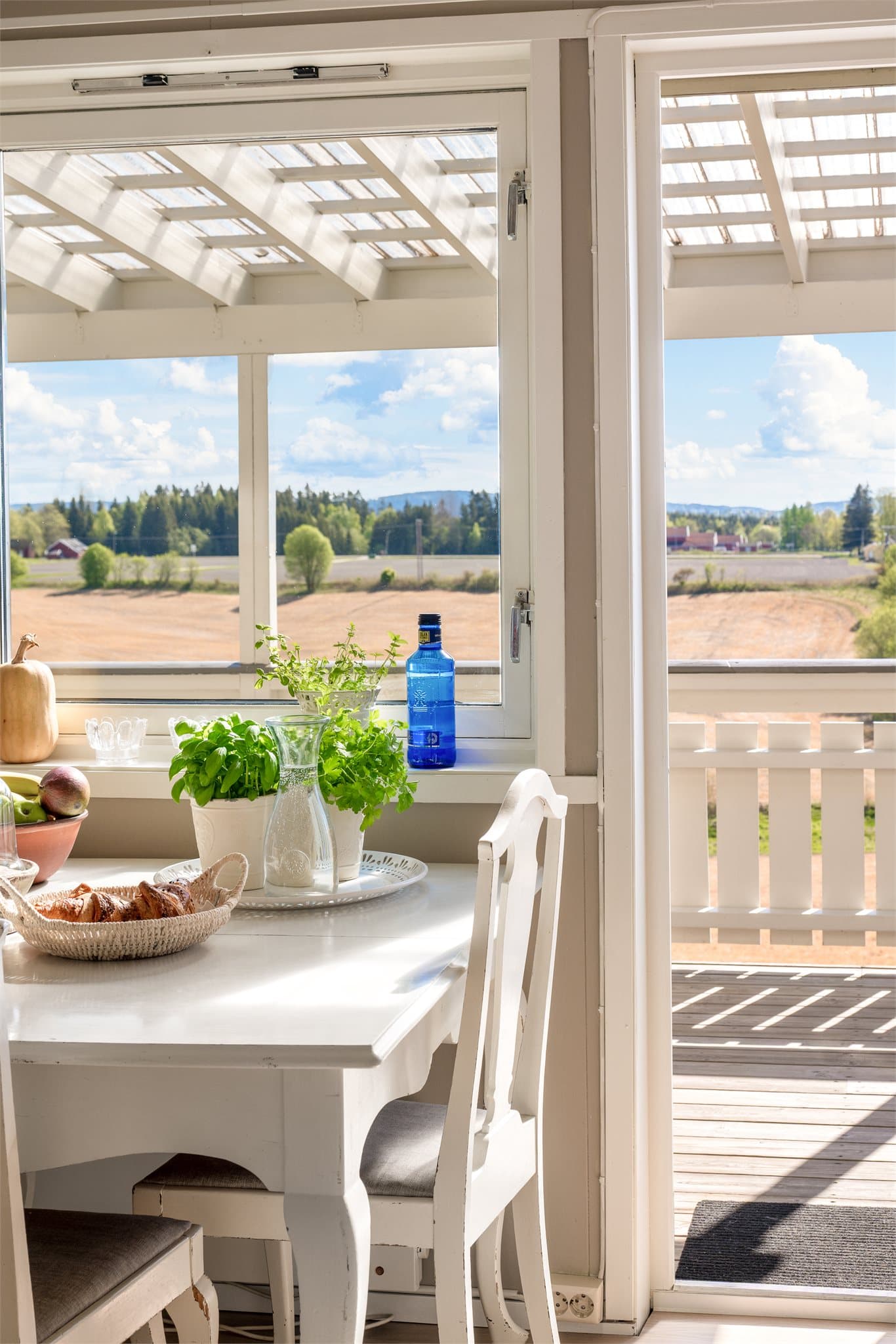 Her kan morgenkaffen nytes med utsikt over åpne jorder og vakre, landlige omgivelser.