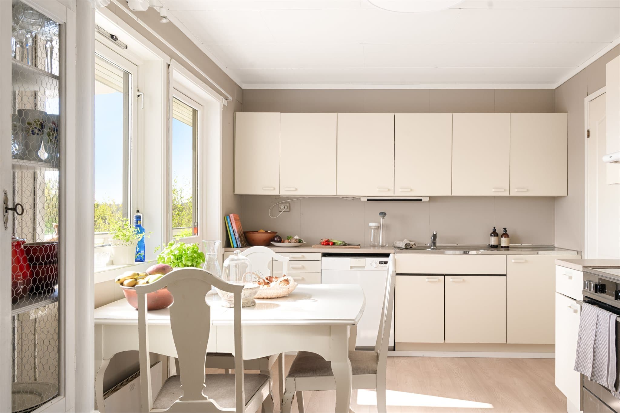 Kjøkkenet har et sjarmerende, landlig uttrykk med fransk-inspirerte detaljer som skaper en lun og innbydende atmosfære. Her kombineres klassiske elementer med gode arbeidsflater og hyggelige soner for både matlaging og samvær.