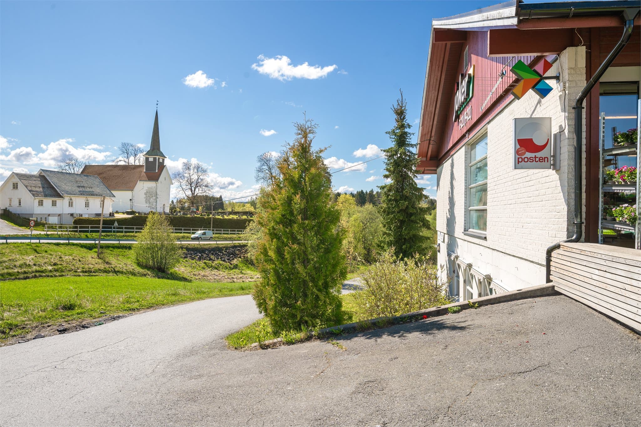 Kirkebygda er kommunesenteret i Enebakk kommune og byr på et godt og familievennlig nærsentrum med de fleste servicetilbudene man trenger i hverdagen. Her finner man blant annet dagligvarebutikken Joker Enebakk.