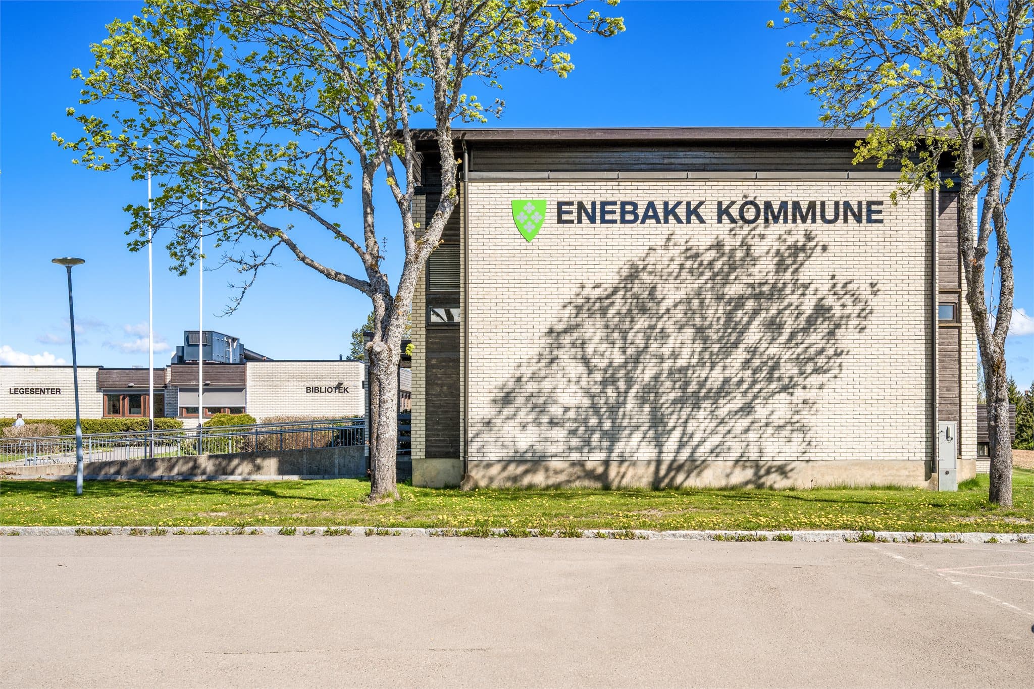 Kommunesenteret har flere servicetilbud som bla. bibliotek, kulturskole, legesenter og idrettsanlegg samlet i et hyggelig og oversiktlig sentrumsmiljø. For de minste barna finnes et godt barnehagetilbud i området, blant annet Kirkebygden barnehage.