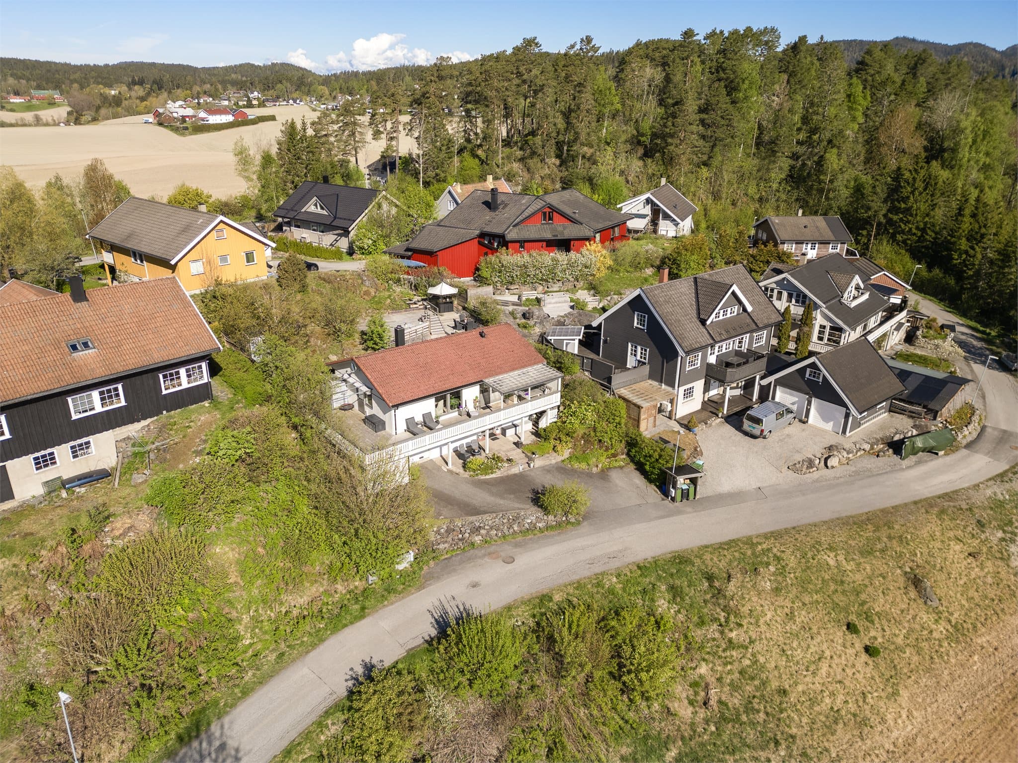Fra eiendommen nyter man en flott og luftig beliggenhet i rolige og naturskjønne omgivelser i Kirkebygda. Boligen ligger fint til i et etablert boligområde med spredt bebyggelse, grønne omgivelser og vakker utsikt mot skog og åpne landskap.