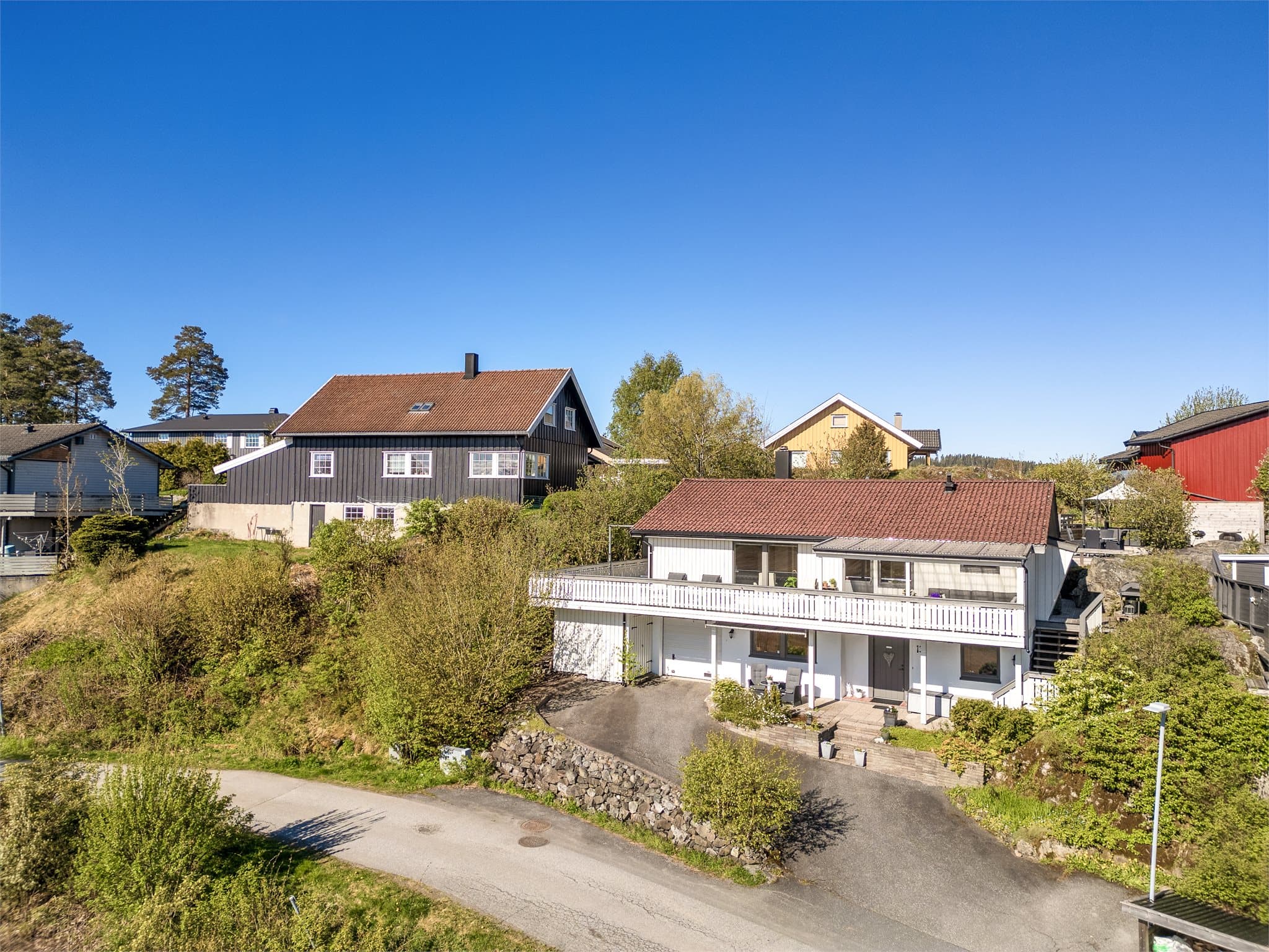 Boligen ligger fint plassert i terrenget og byr på en romslig terrasse som strekker seg langs hele fasaden, med gode solforhold og hyggelig utsyn mot nærområdet. En bolig som kombinerer familievennlig planløsning med en lun og hjemmekoselig atmosfære.