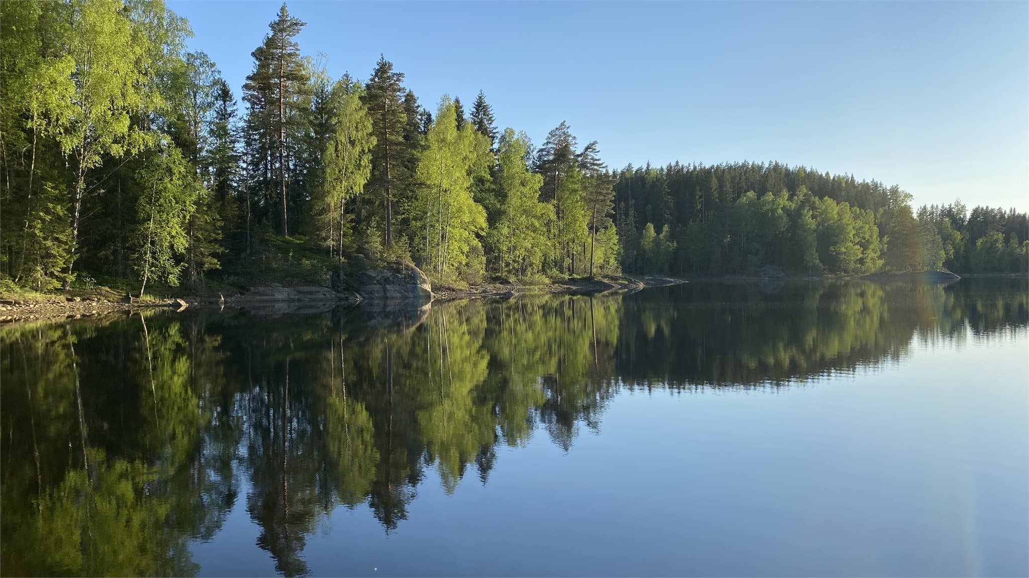 Flere opparbeidede badeplasser og lune svaberg gjør også Børtervann til et attraktivt samlingspunkt på varme sommerdager, enten man ønsker rolige morgenbad, familiedager med piknik eller lange sommerkvelder ved vannet.