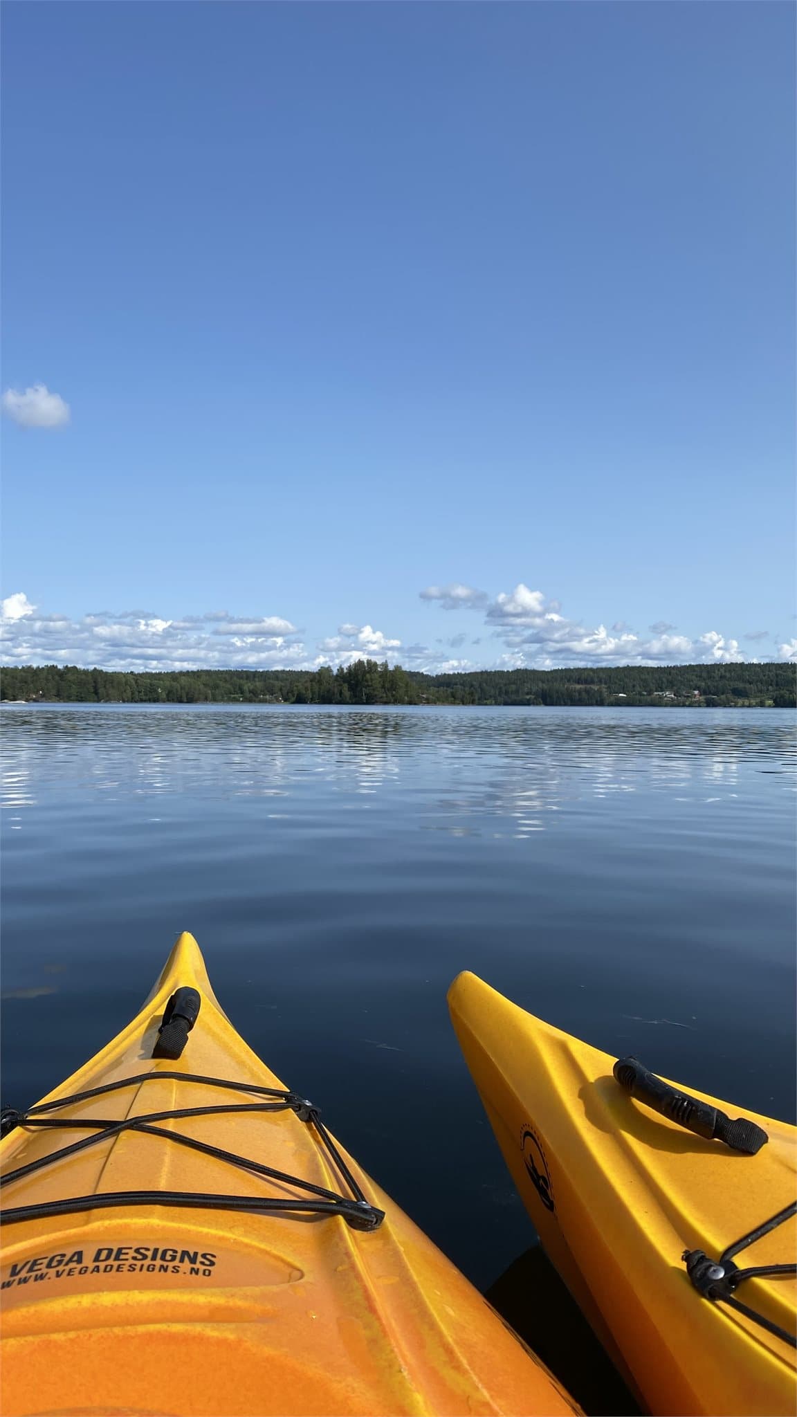 Fra Lyserens vakre vannspeil kan man oppleve Enebakks natur på sitt aller beste – enten det er fra kajakken i morgensolen eller fra båten på varme sommerdager.