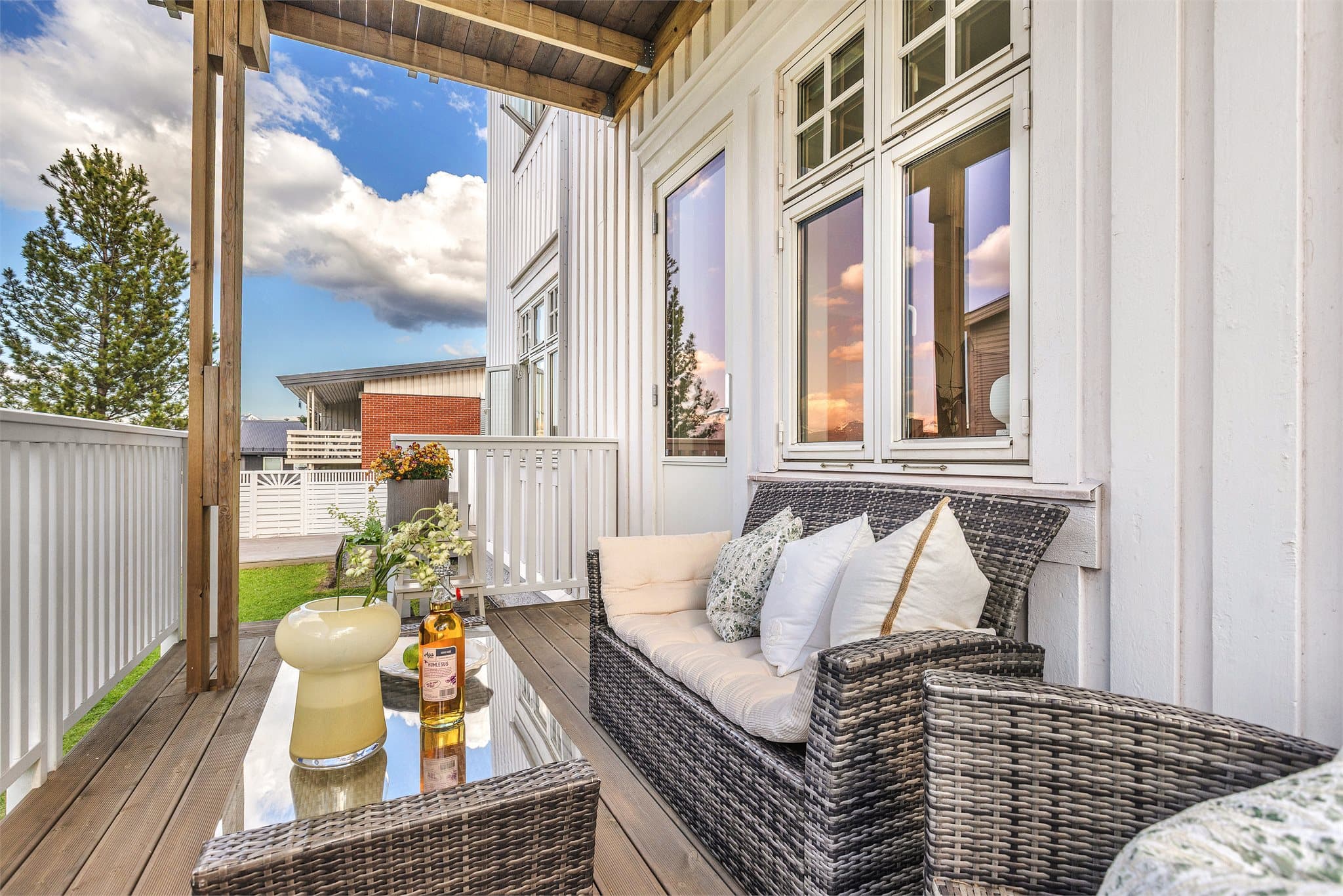 Fra verandaen er det trapp ned til hage og fellesområde
