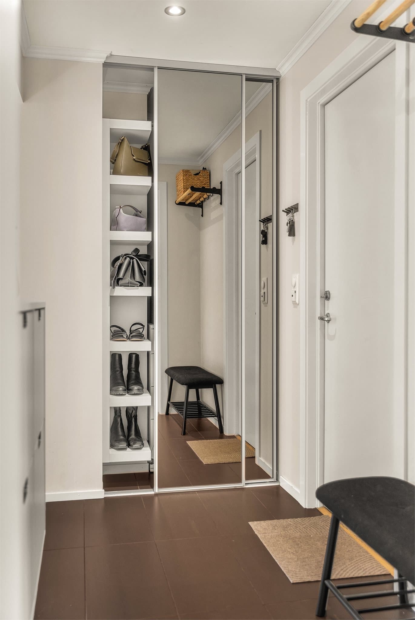 Praktisk skyvedørsgarderobe i entréen