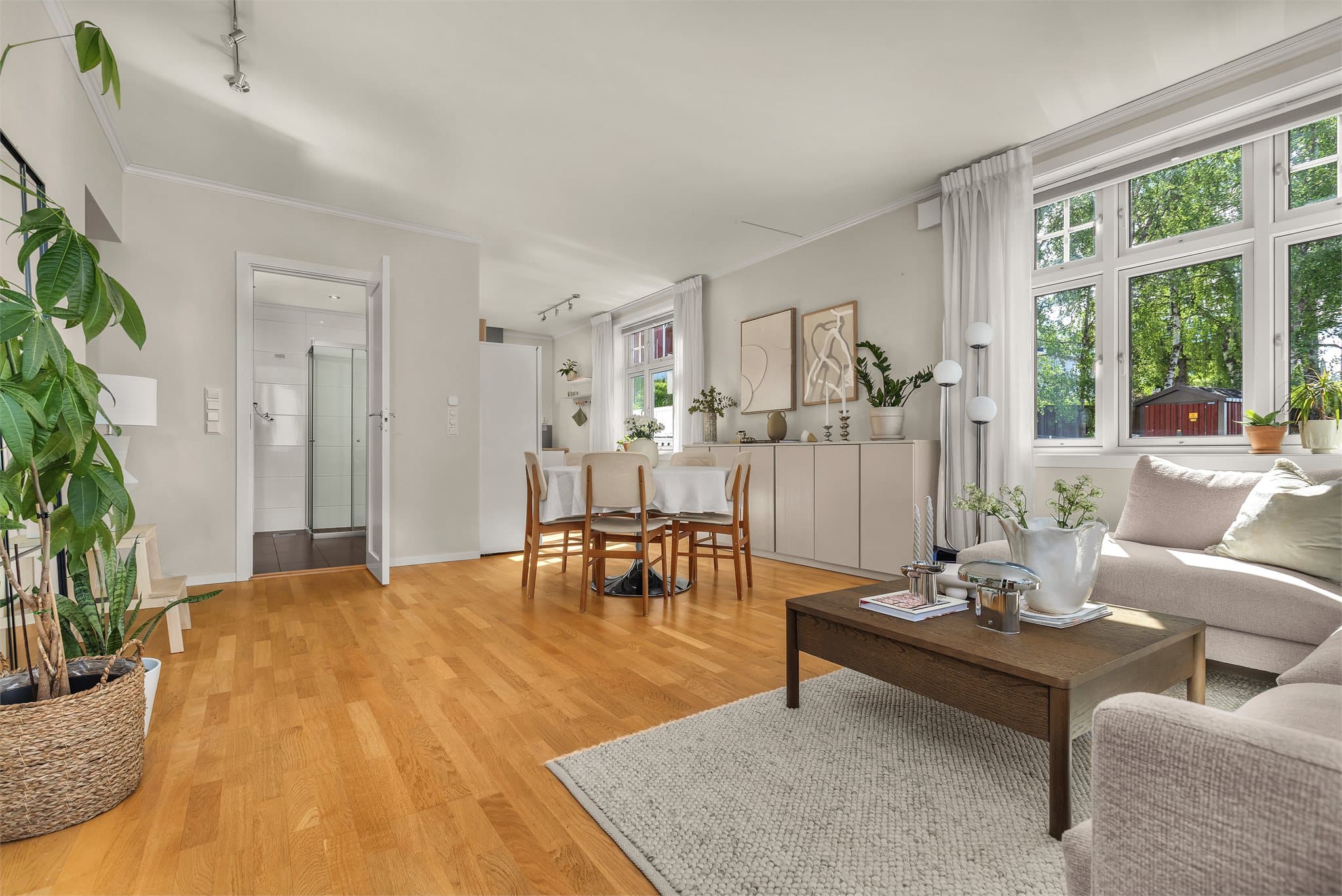 Leiligheten har store vinduer som slipper mye naturlig lys inn i leiligheten
