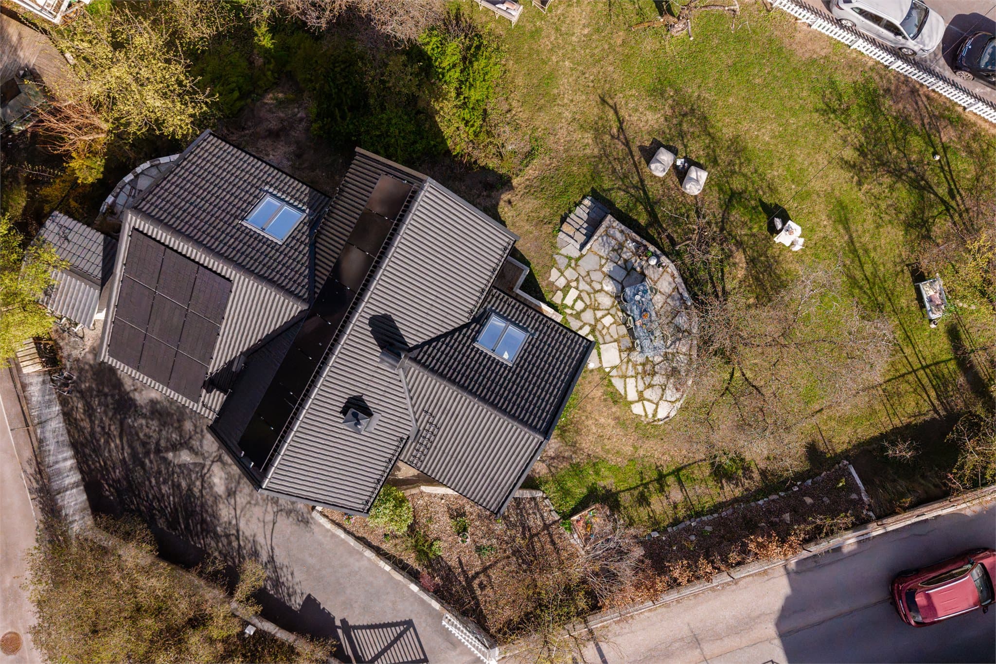 Årlig strømforbruk for 2025 var 19 357 kWt, men 2821 kWt av dette var produsert fra solcellene som er plassert på taket.