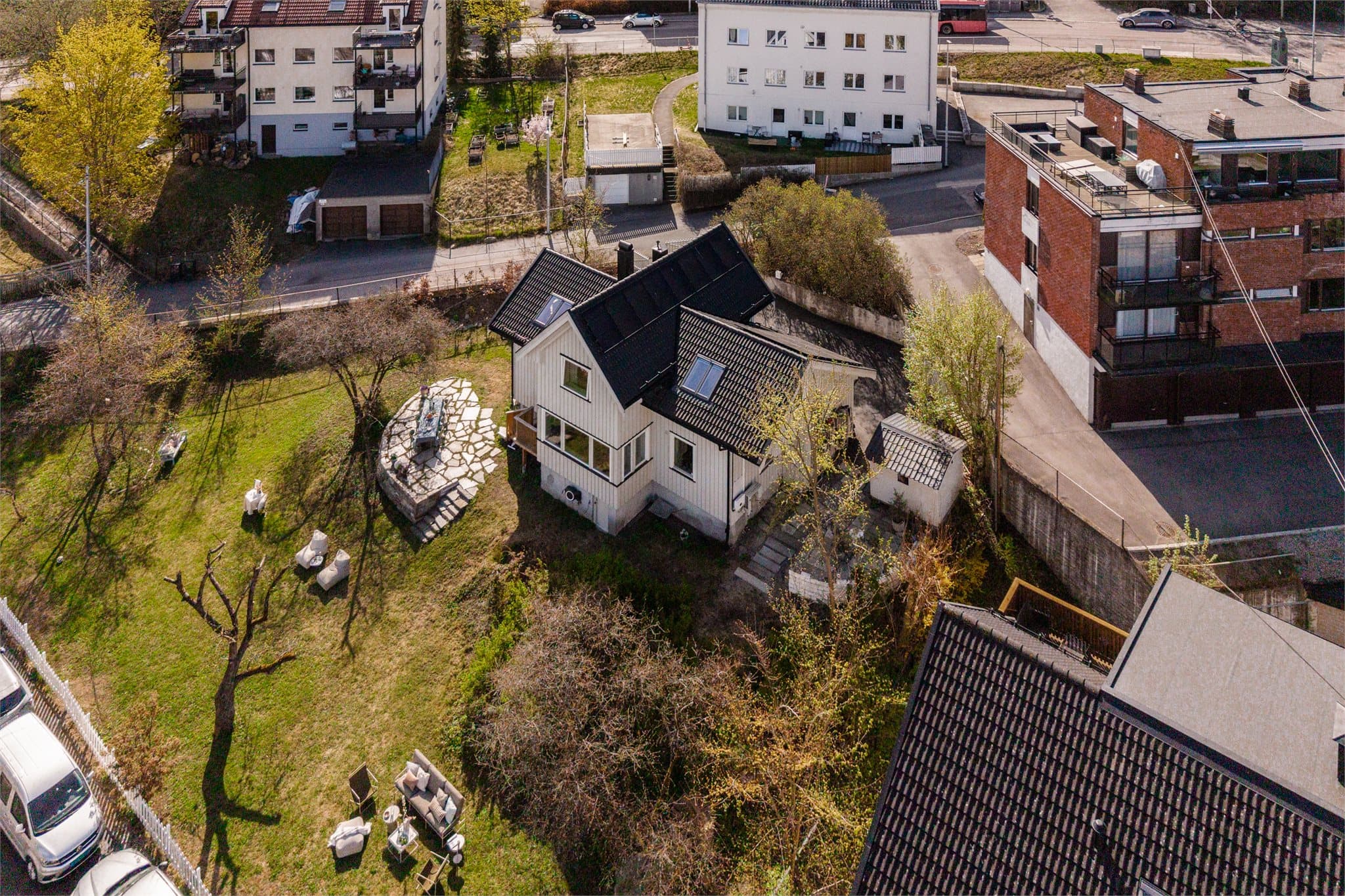 Boligen er omfattende oppgradert både innvendig og utvendig de senere år.