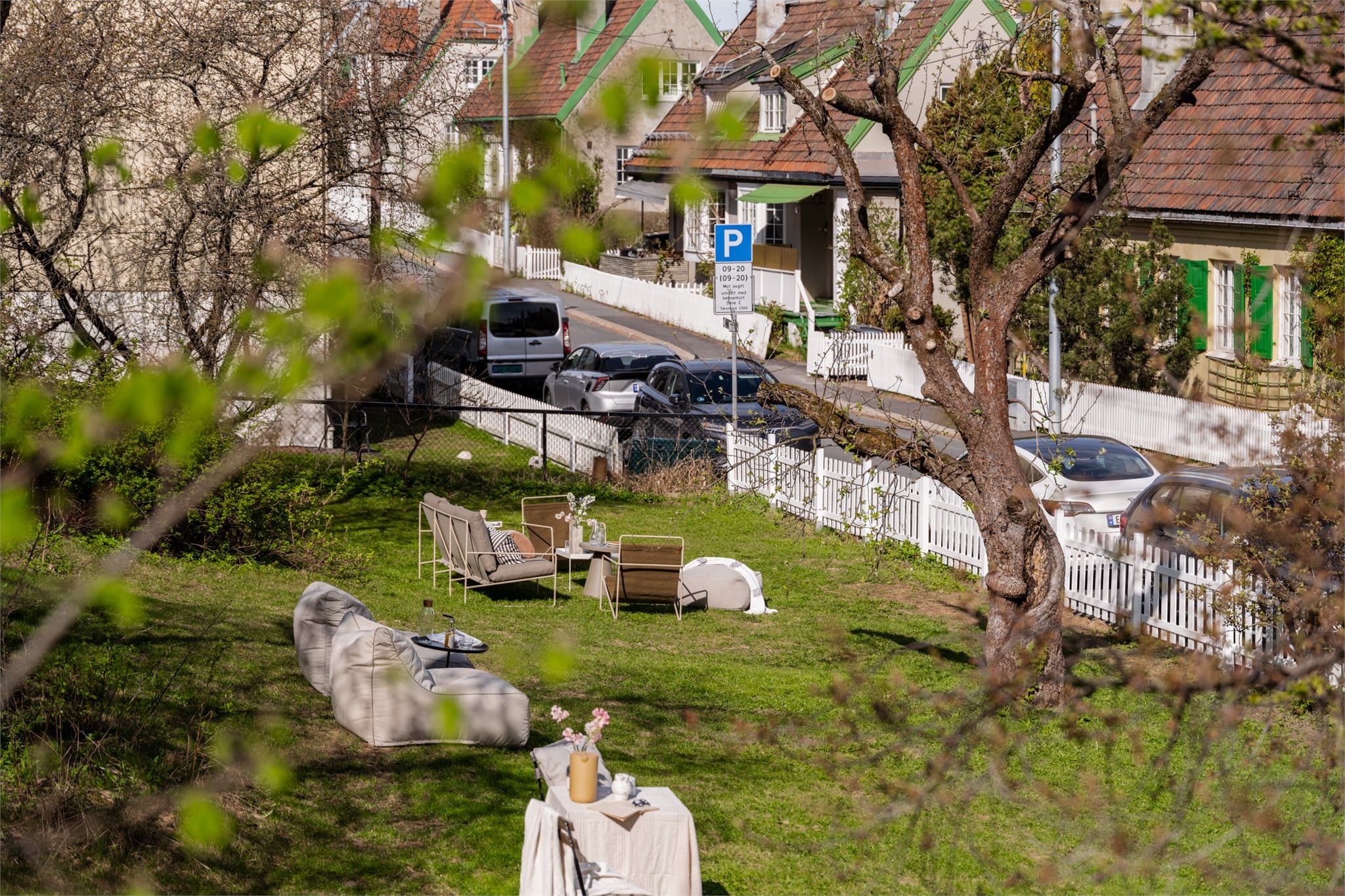 Nyt enebolig-tilværelsen med mye boltreplass, til glede for store og små. Her er det god plass til hyggelig sittegruppe, grill og ønsket utemøblement.