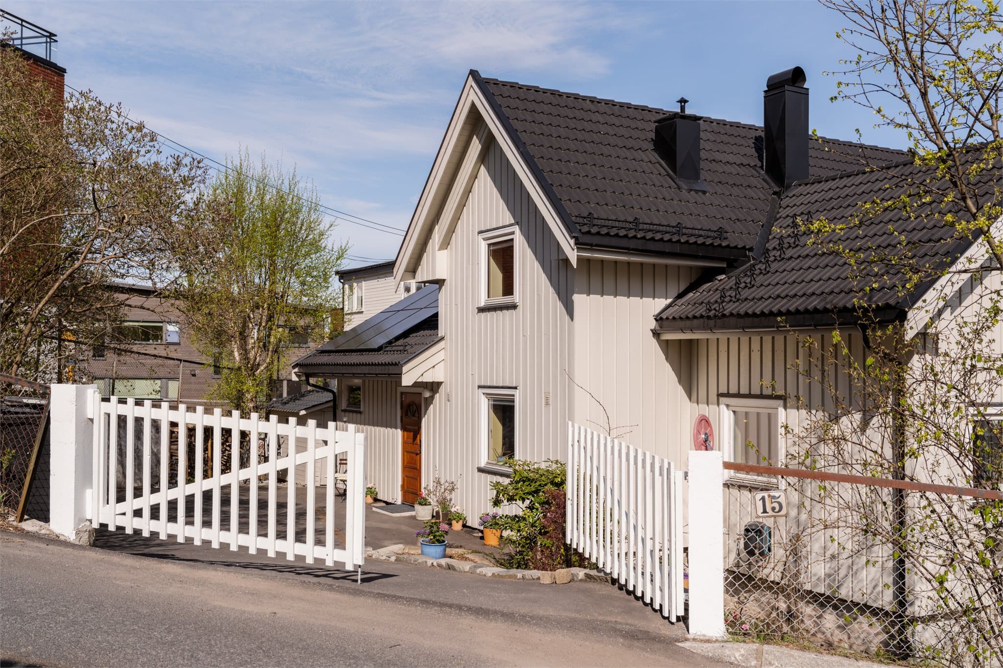 Det er gode parkeringsmuligheter på eiendommen - opptil fire biler har vært parkert her samtidig.