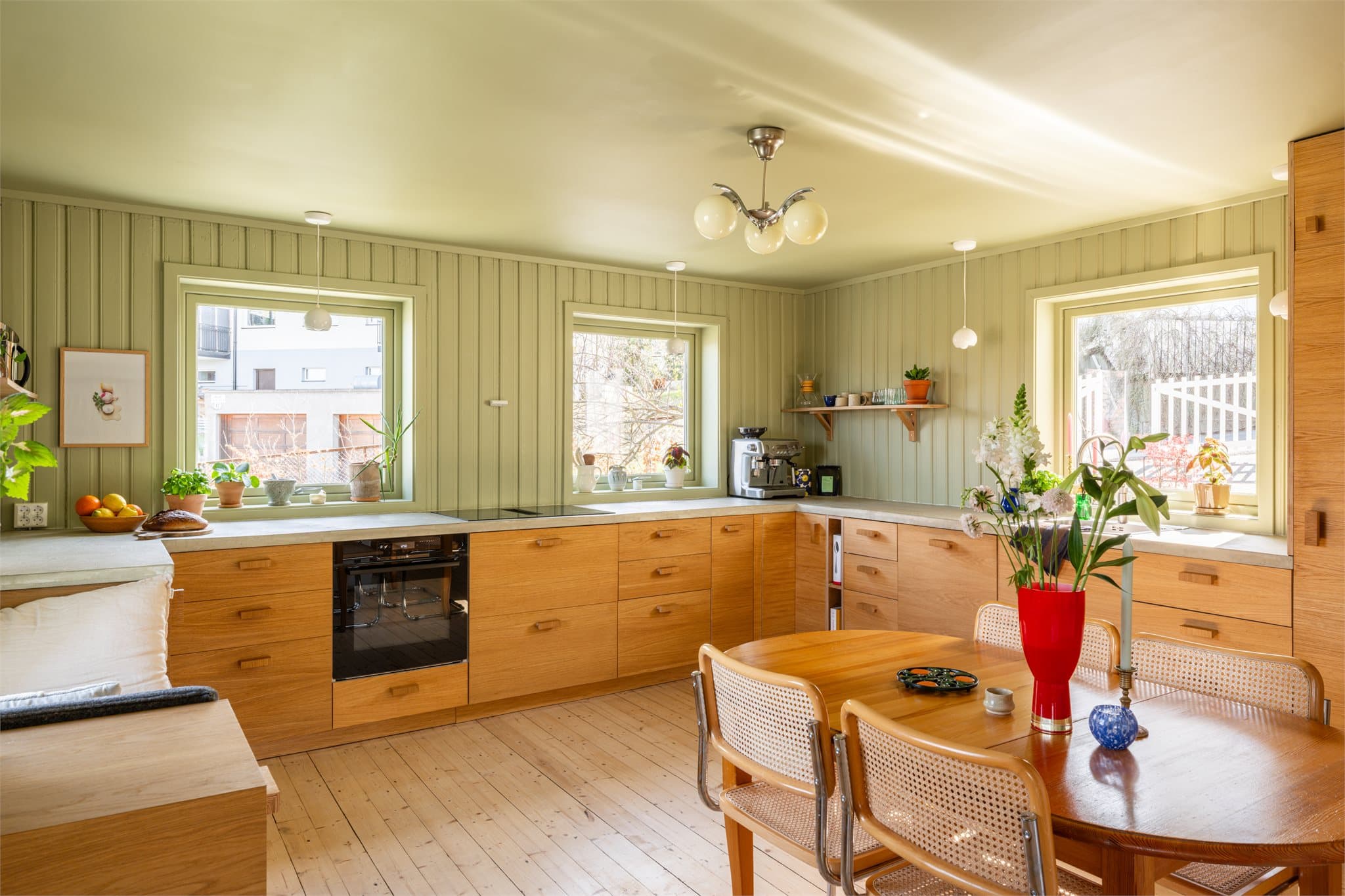 Innredningen er utført med Ikea-skrog kombinert med fronter i eikefiner, som gir et varmt preg, mens helstøpt benkeplate i betong tilfører et moderne uttrykk og solide arbeidsflater.