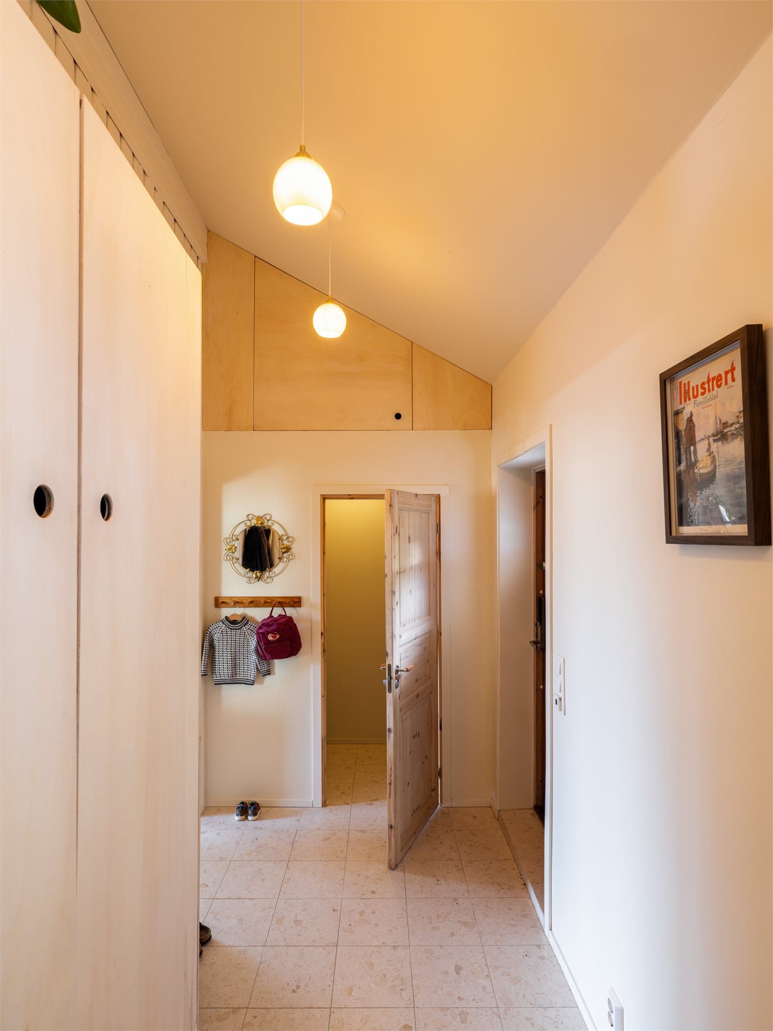 Lys og innbydende entré med god takhøyde og en luftig velkomstfølelse. Italienske terrazzofliser med varmekabler gir både komfort og karakter til rommet.