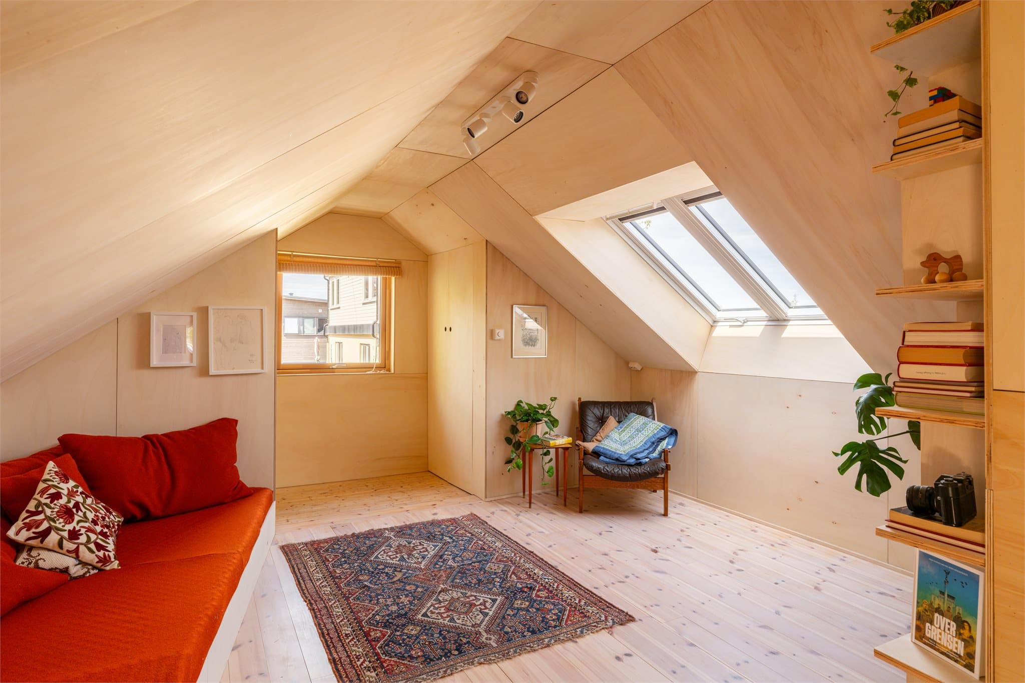 Loftstuen er et lyst og sjarmerende oppholdsrom med skråtak, takvinduer og hyggelig atmosfære.