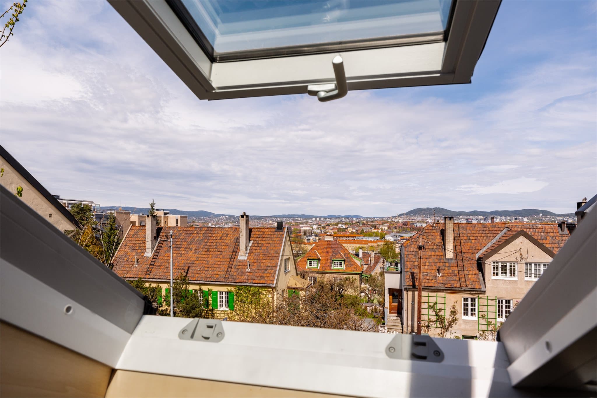Huset har en fantastisk beliggenhet, noe som gir flott utsikt fra vinduene.