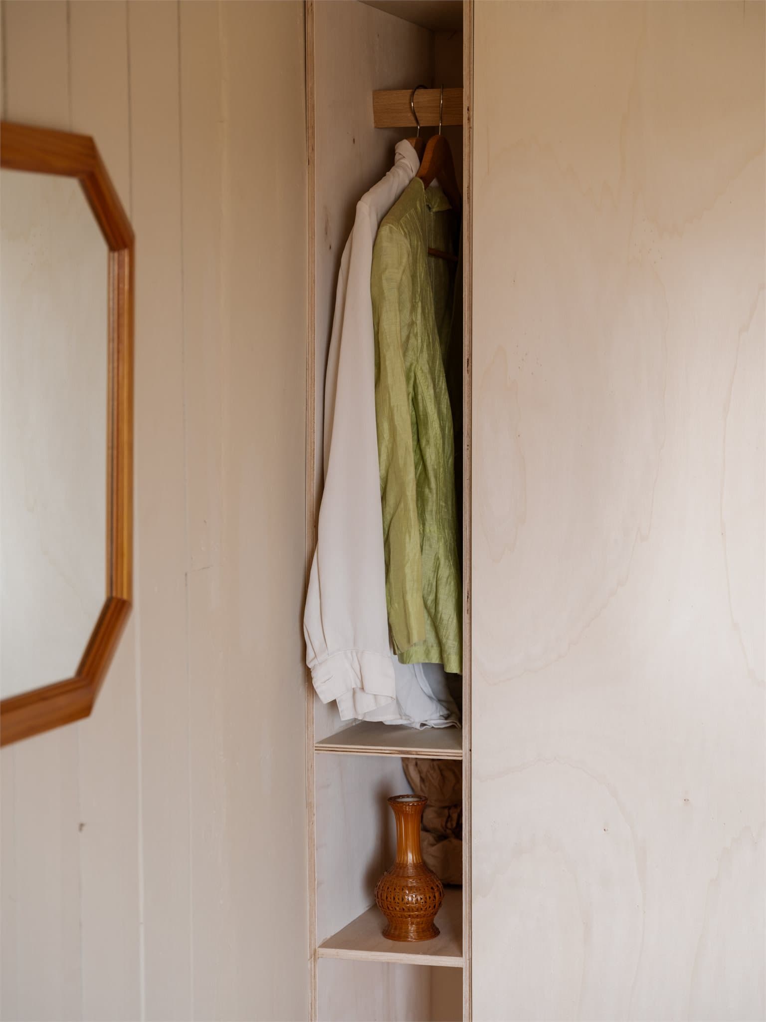 Detaljer fra garderobeløsningen.