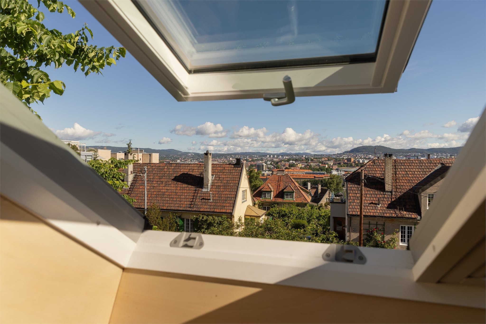Huset har en fantastisk beliggenhet, noe som gir flott utsikt fra vinduene.