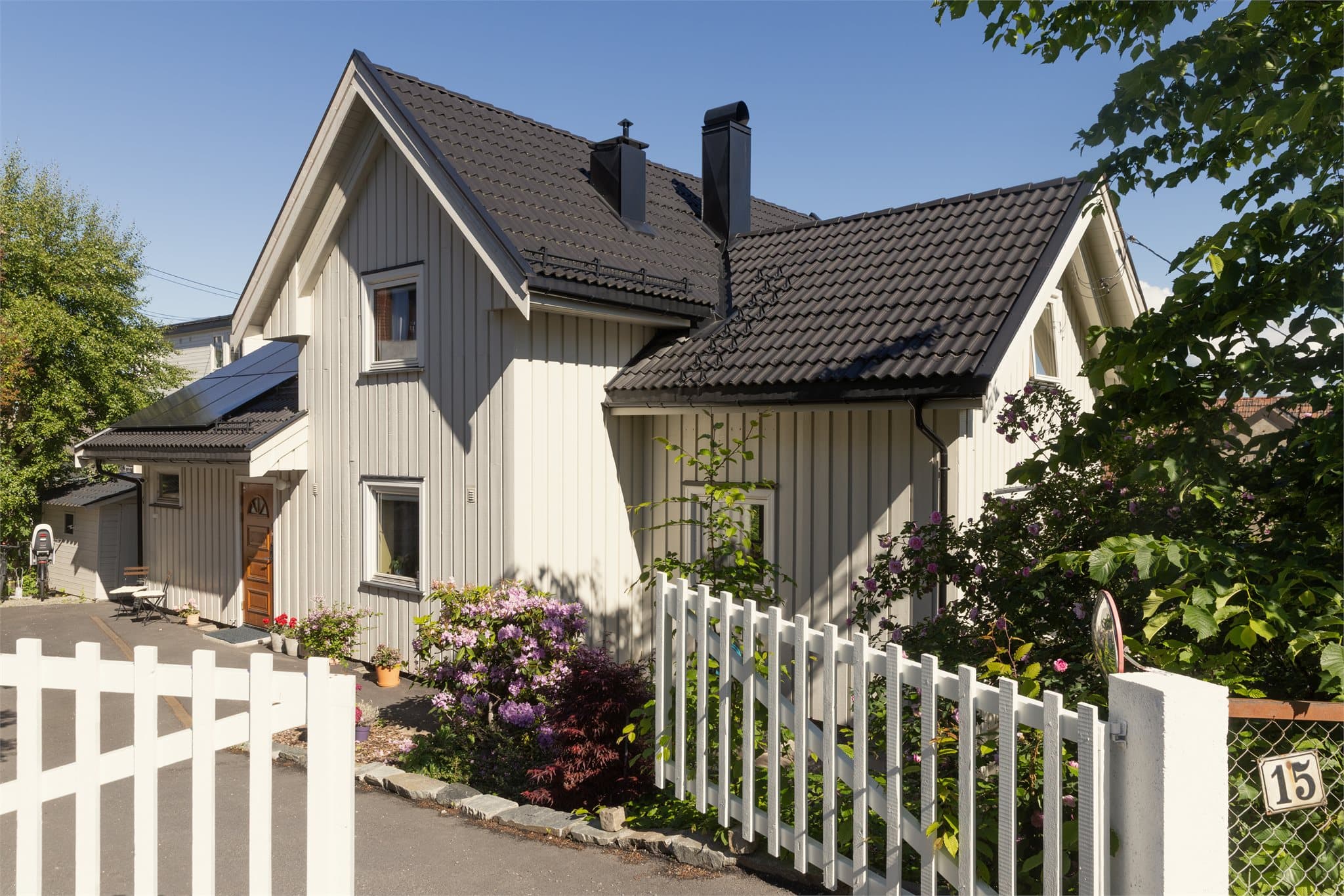 Det er satt inn ny port inn til eiendommen - velkommen hjem!