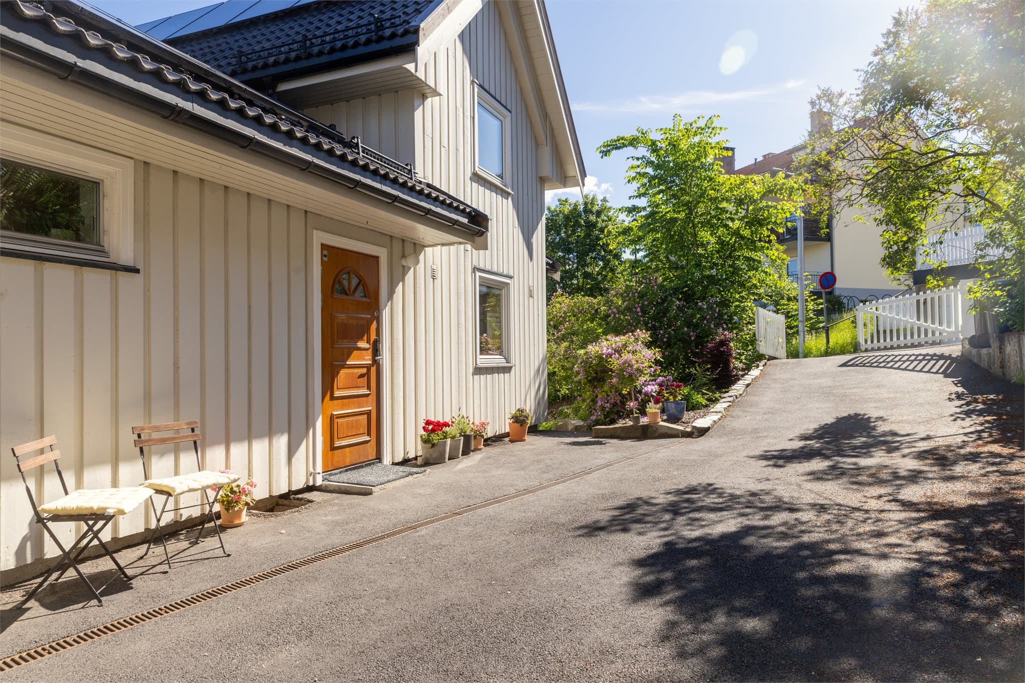 Det er gode parkeringsmuligheter på eiendommen - opptil fire biler har vært parkert her samtidig.