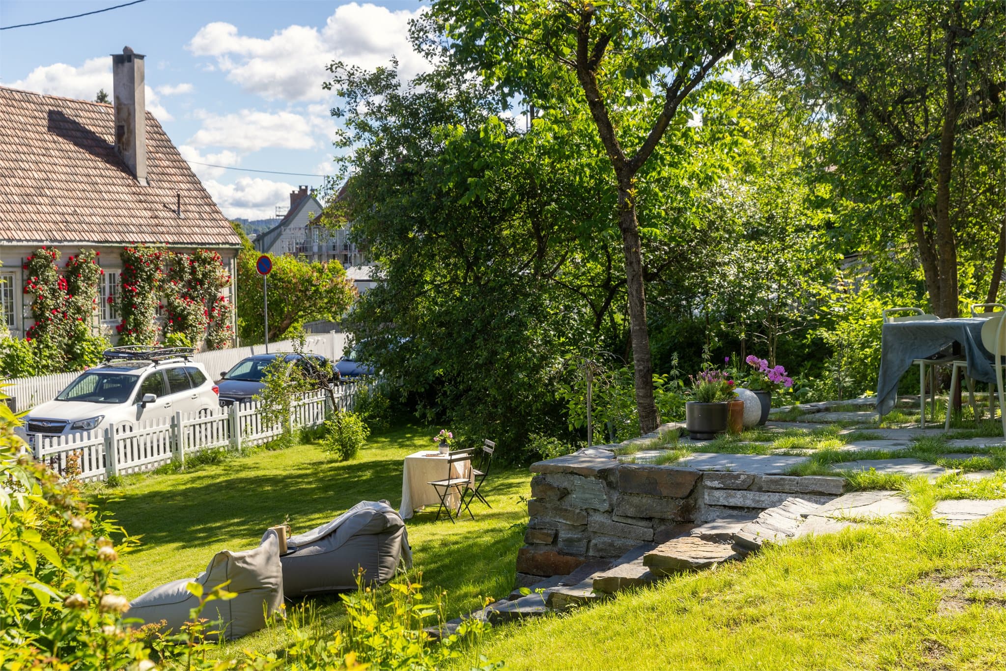 Perfekte rammer for lange sommermiddager, hyggelige selskaper og rolige morgenkaffer.