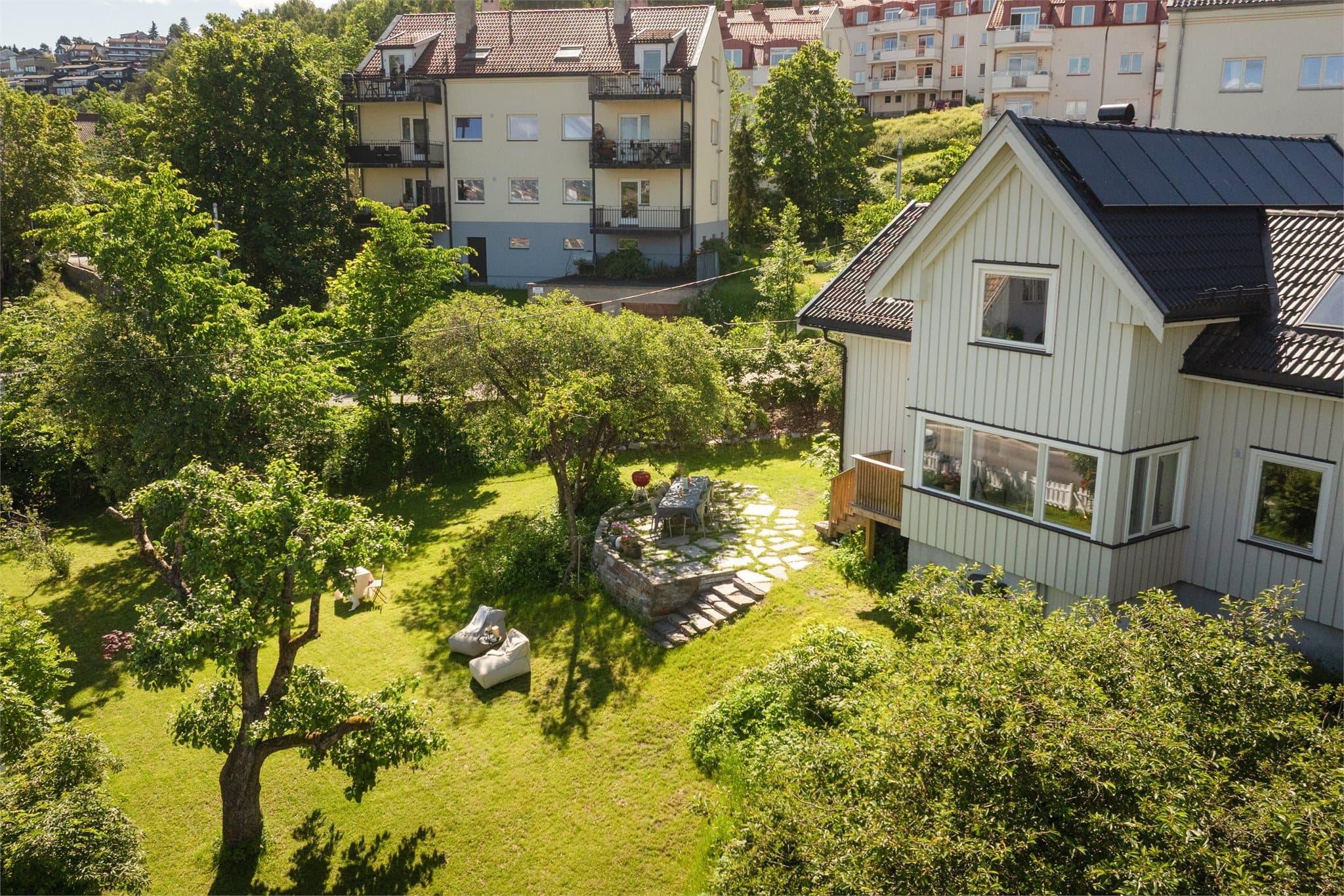 Den store hagen er opparbeidet med gressplen og frukttrær, og byr på et uteområde få andre eiendommer i området kan måle seg med.