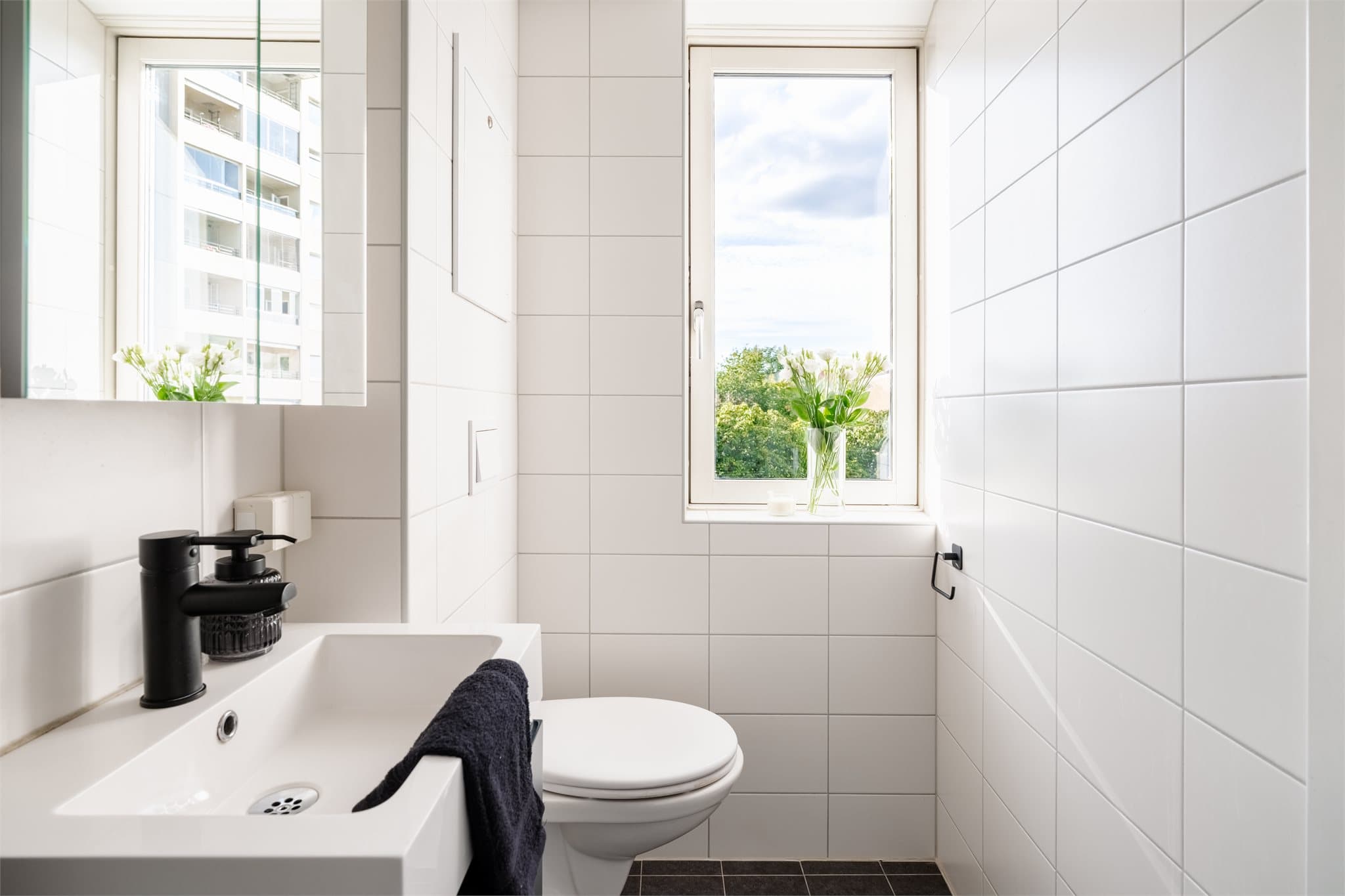 Badet ble totalrenovert av borettslaget i 2019 og har en moderne og tidløs utforming.