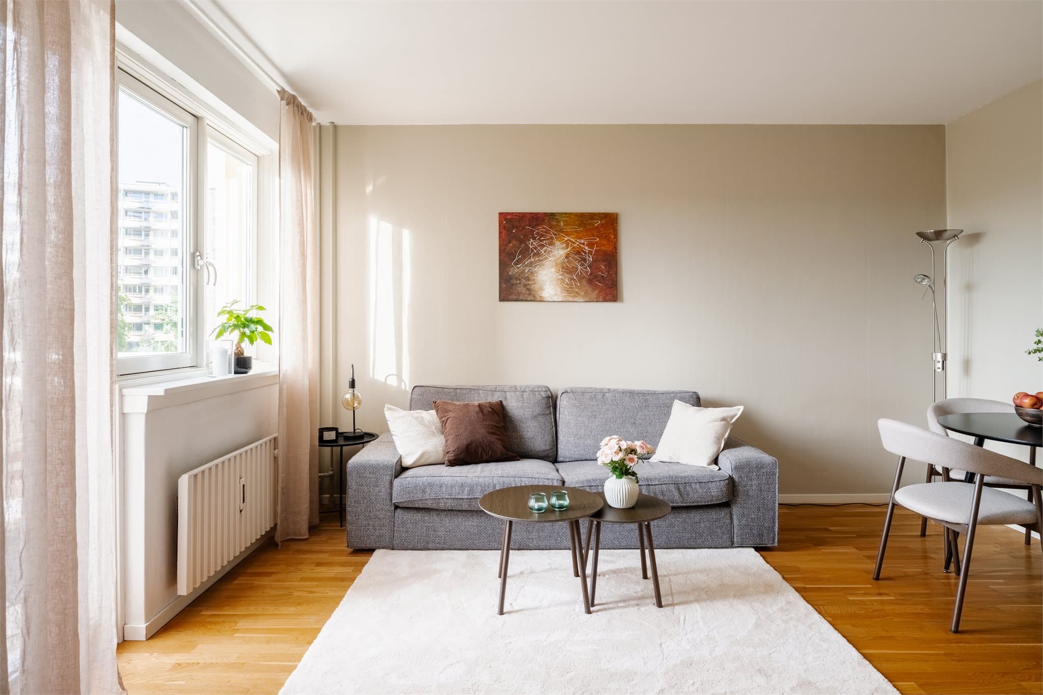 Leiligheten er oppvarmet med radiator tilknyttet fellesanlegget, supplert med elektrisk varmekabel på badet og panelovn på kjøkkenet.