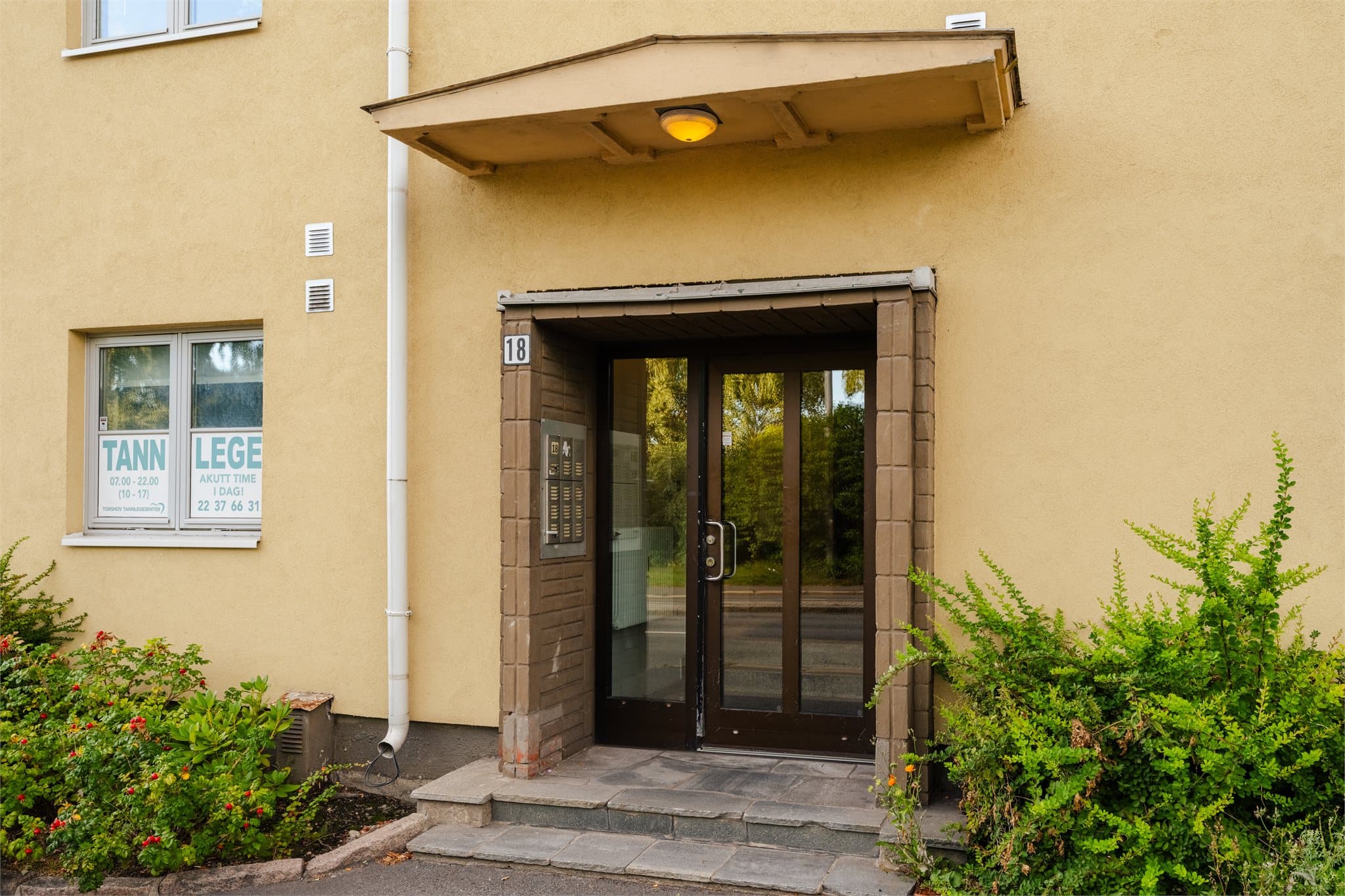 Inngangspartiet til bygget, nummer 18.