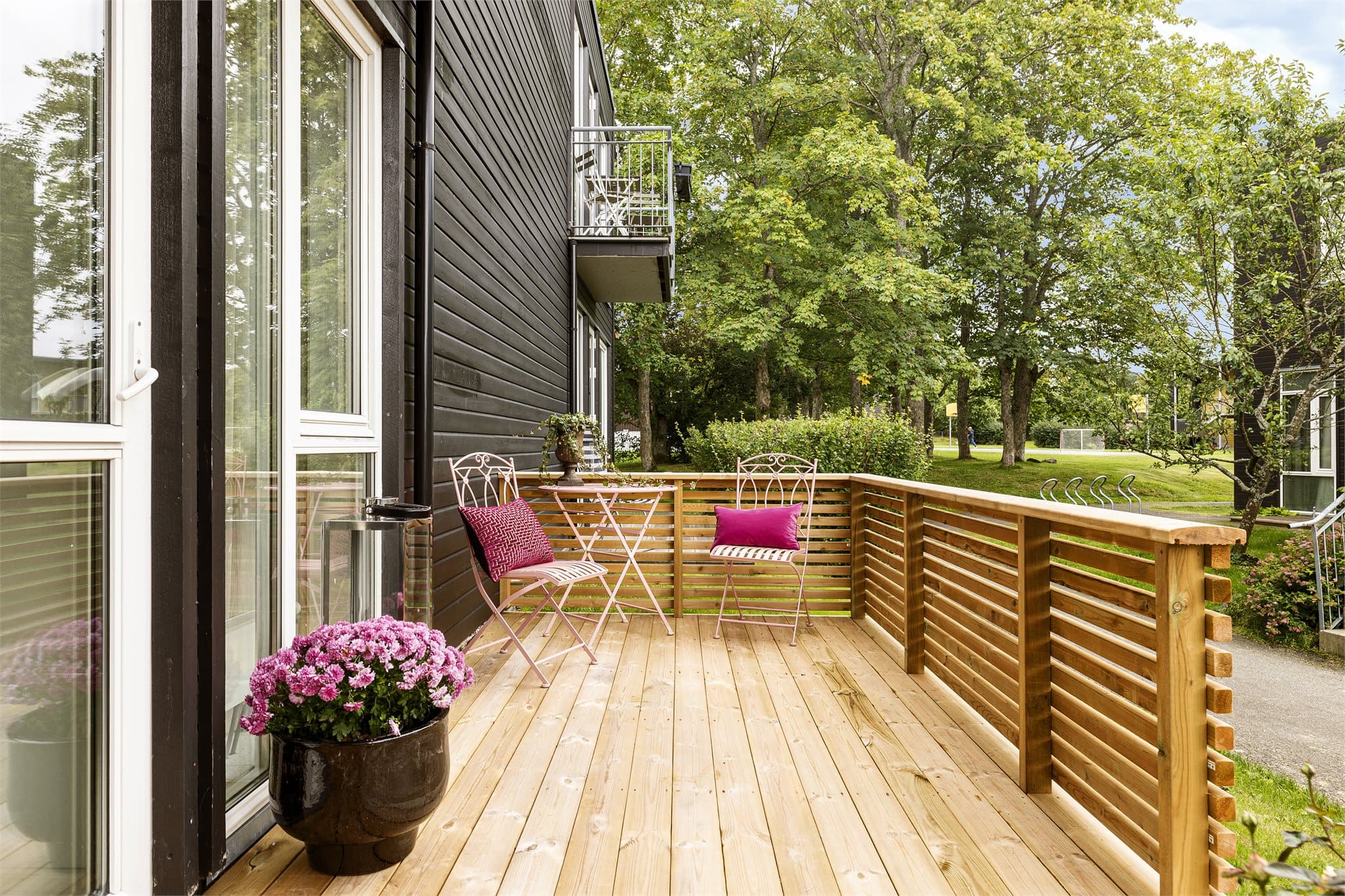 Her er det plass til utemøbler, og den hyggelige uteplassen ligger godt til rette for å nyte lange sommerkvelder.