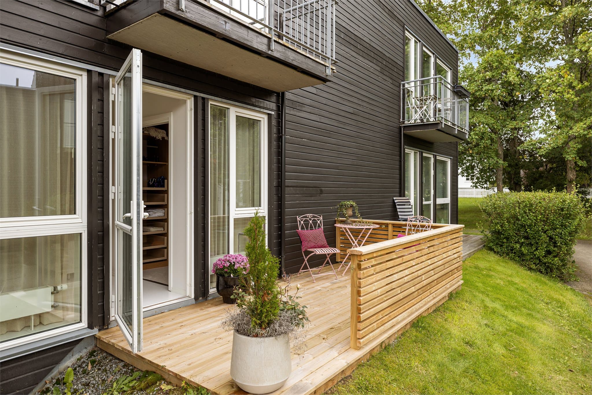 Fra stuen har du utgang til en flott sørvestvendt terrasse på ca. 8 kvm. Terrassen ble bygd i 2026. Gode solforhold fra formiddag til kveld.