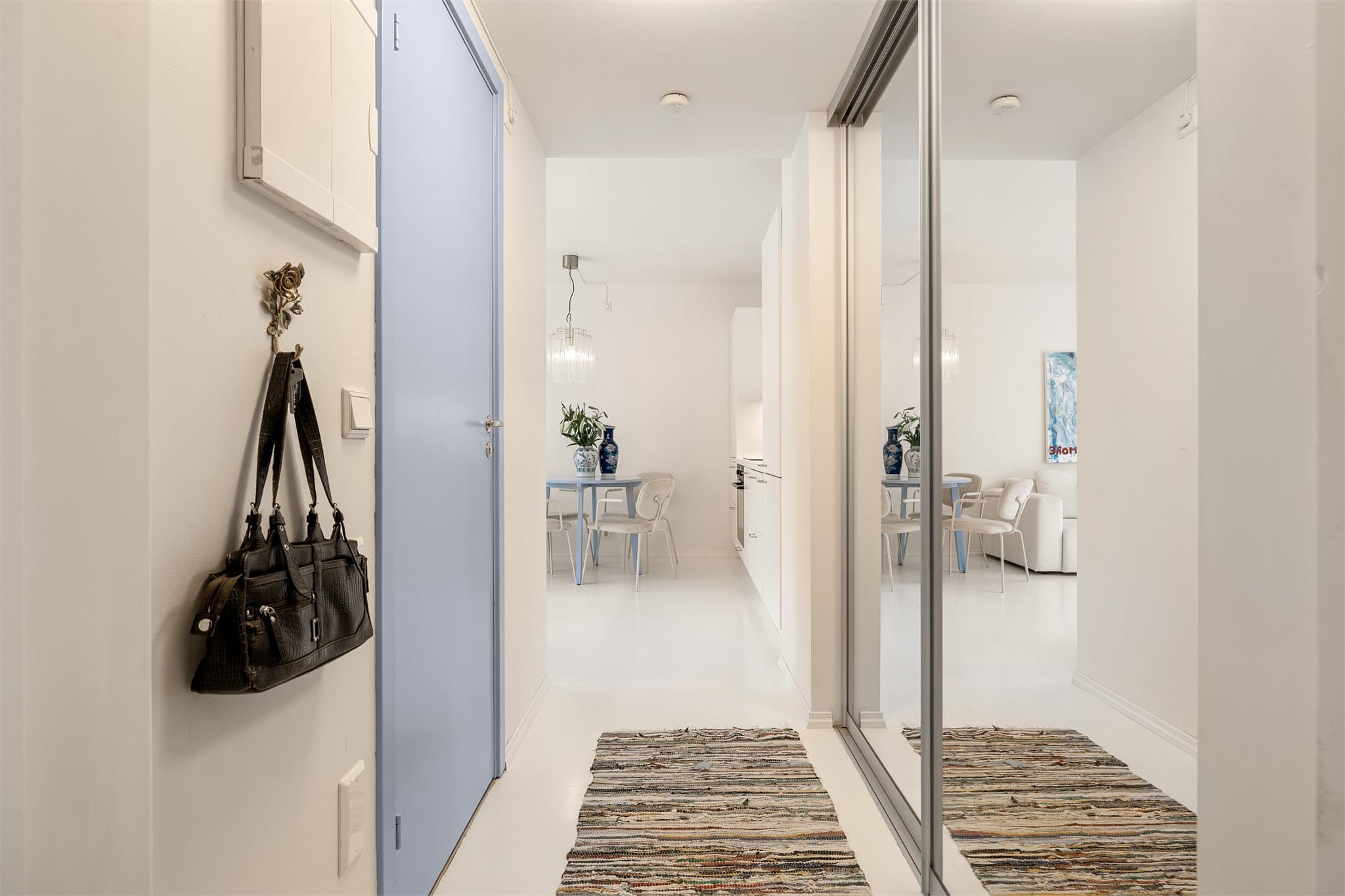 Leiligheten har en lys og innbydende entré med en stor, integrert skyvedørsgarderobe som gir gode oppbevaringsmuligheter.