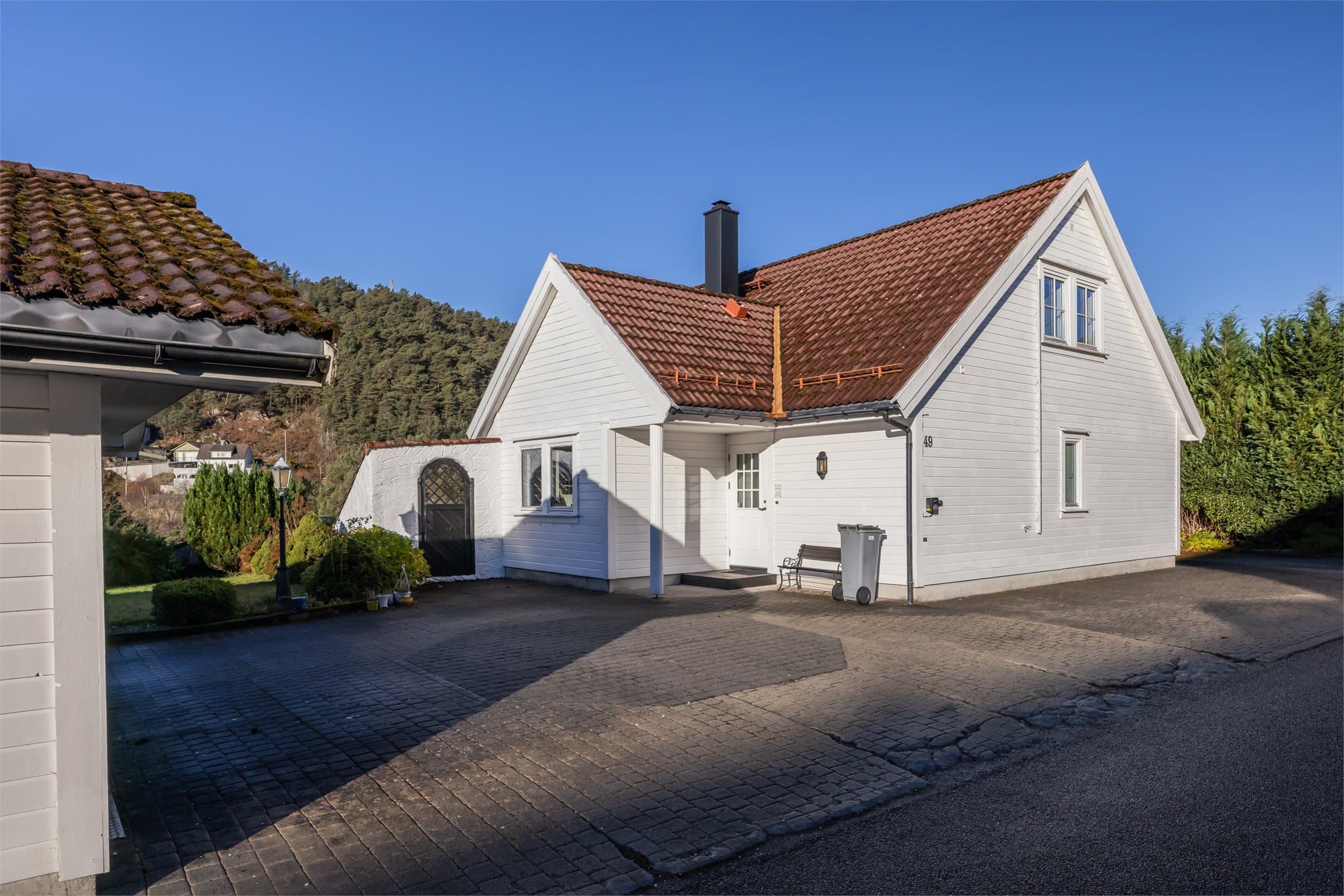 - Merk at terrassen og hagen oppleves privat med lite sjenerende innsyn, så dette er et perfekt sted å nyte fine, varme sommerdager i flotte omgivelser -