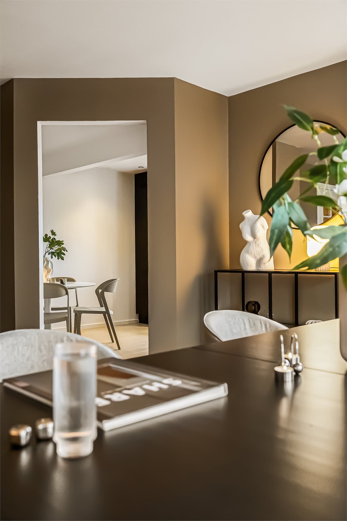 - Boligen har en gjennomtenkt og moderne planløsning som gir rommene en lys og luftig atmosfære -