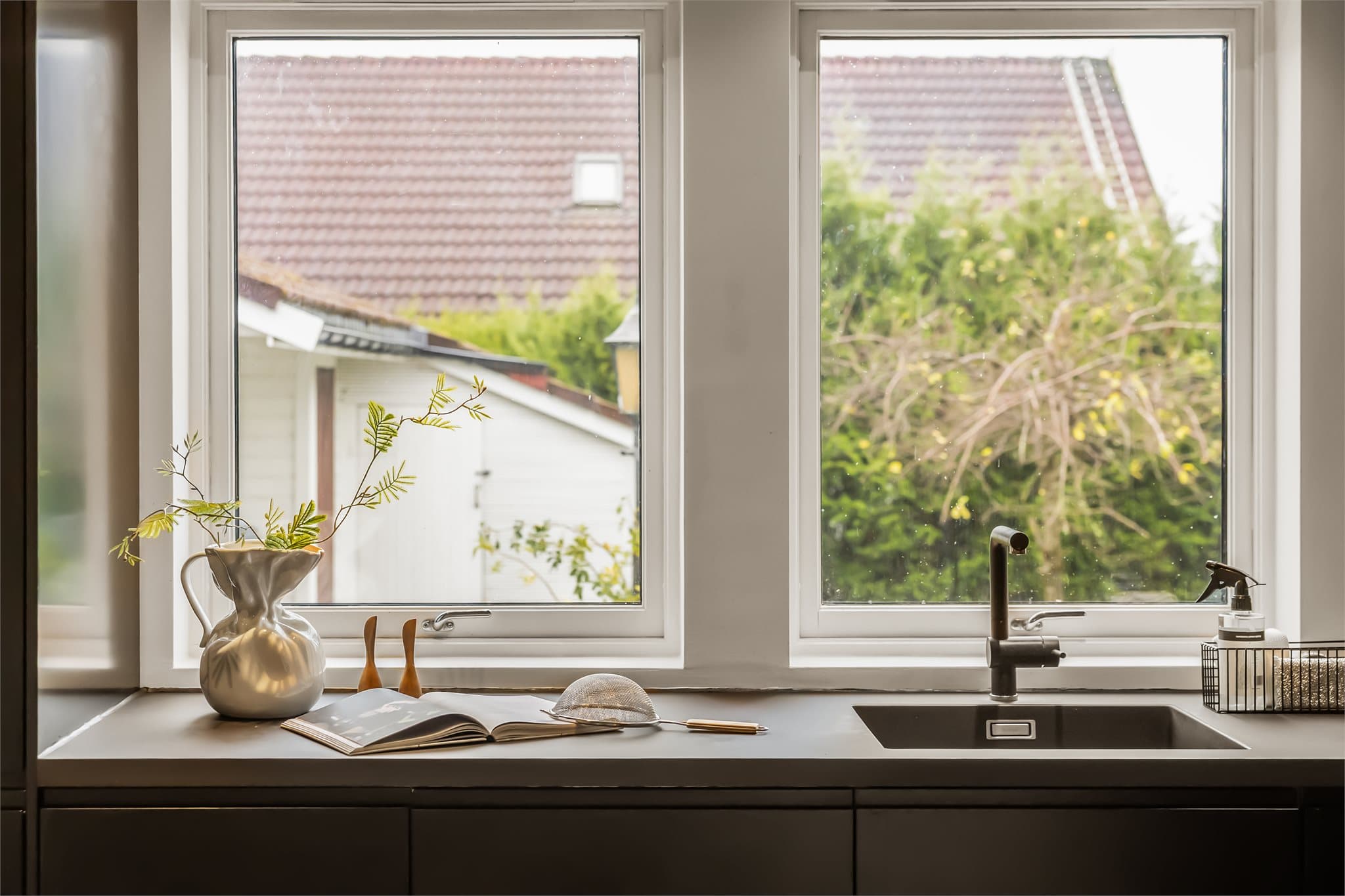 - Stilfult med sorte glatte fronter, benkeplate av laminat og uttrekkbar blandebatteri -