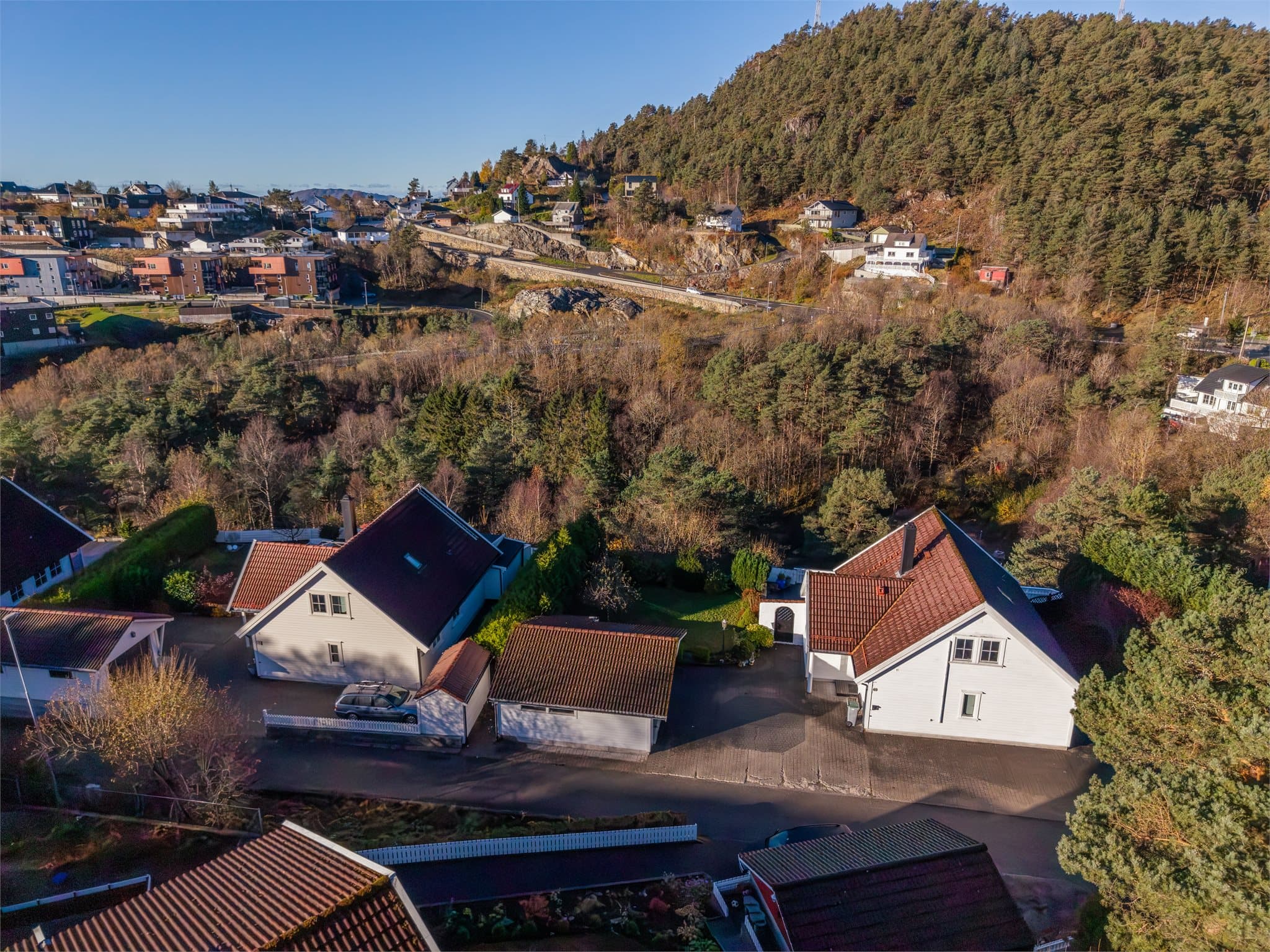 - Fra boligen er det 3 min gange til busstopp. Ekspressbuss til Bergen sentrum kan nås fra hovedveien, ca. 5 minutters gange fra eiendommen -