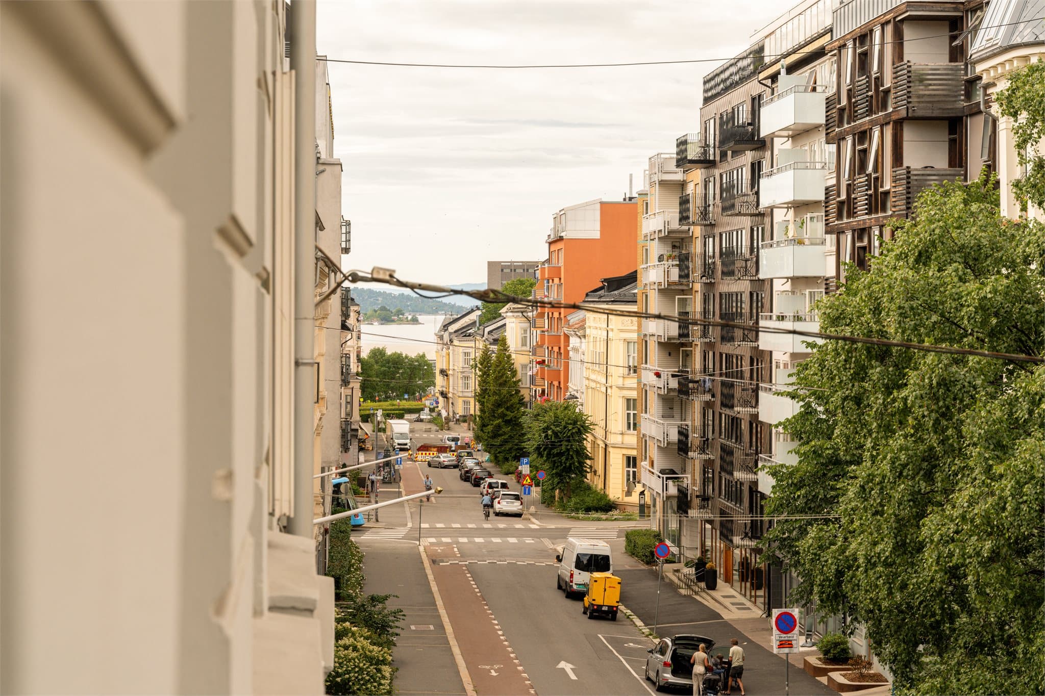 Leiligheten ligger i en rolig gate, skjermet fra gjennomgangstrafikk.