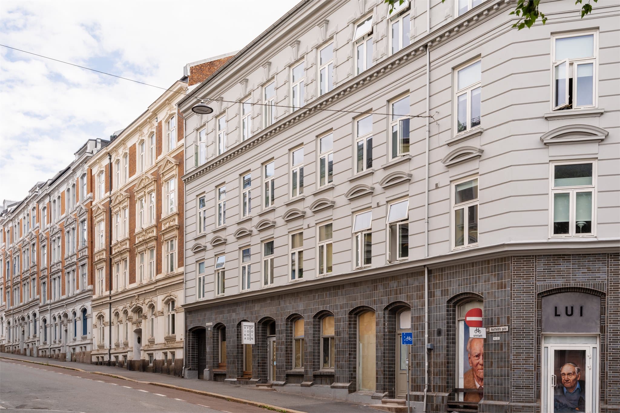 Eiendommen er en klassisk bygård fra 1894 med pusset og malt fasade.