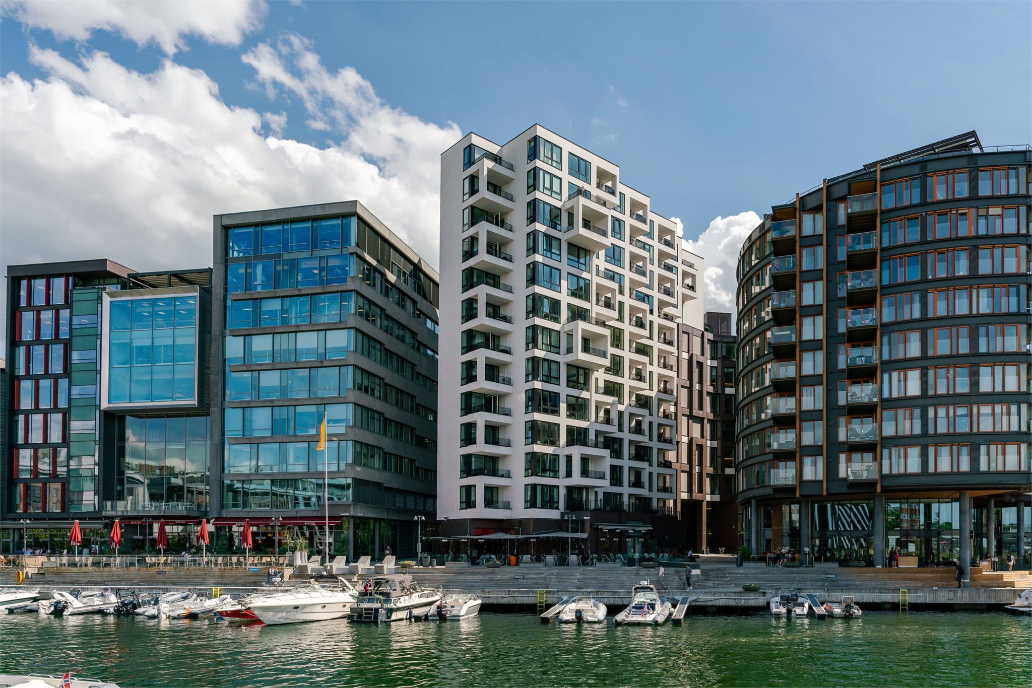 Aker Brygge og Tjuvholmen byr på et pulserende liv med butikker, gallerier og restauranter.