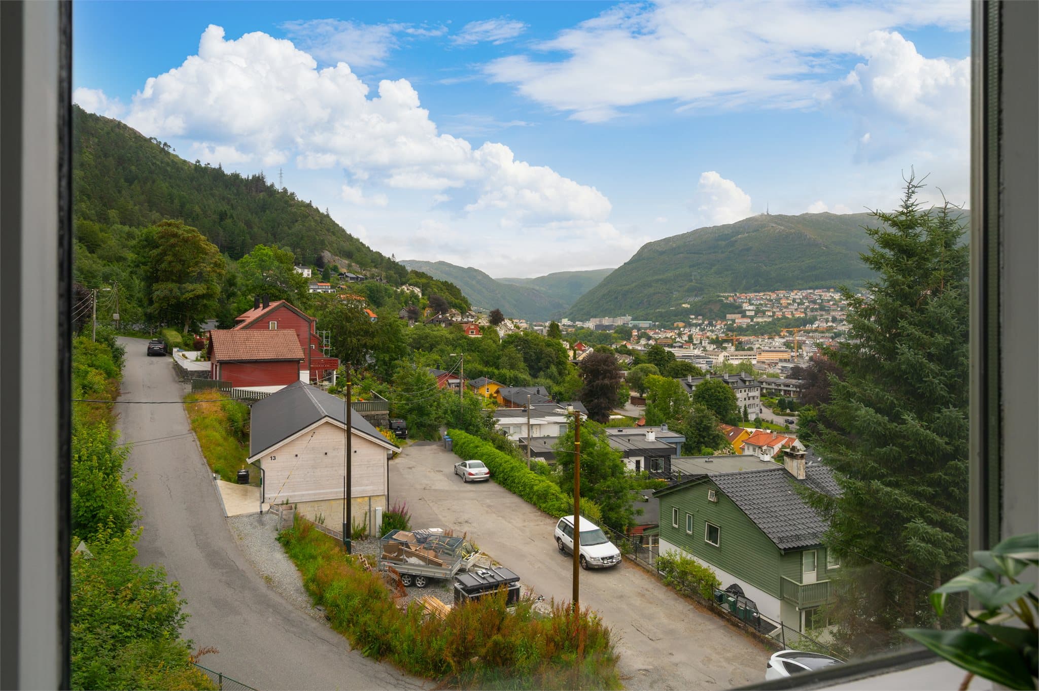 - Nyt utsikten over by og fjell fra stuen -