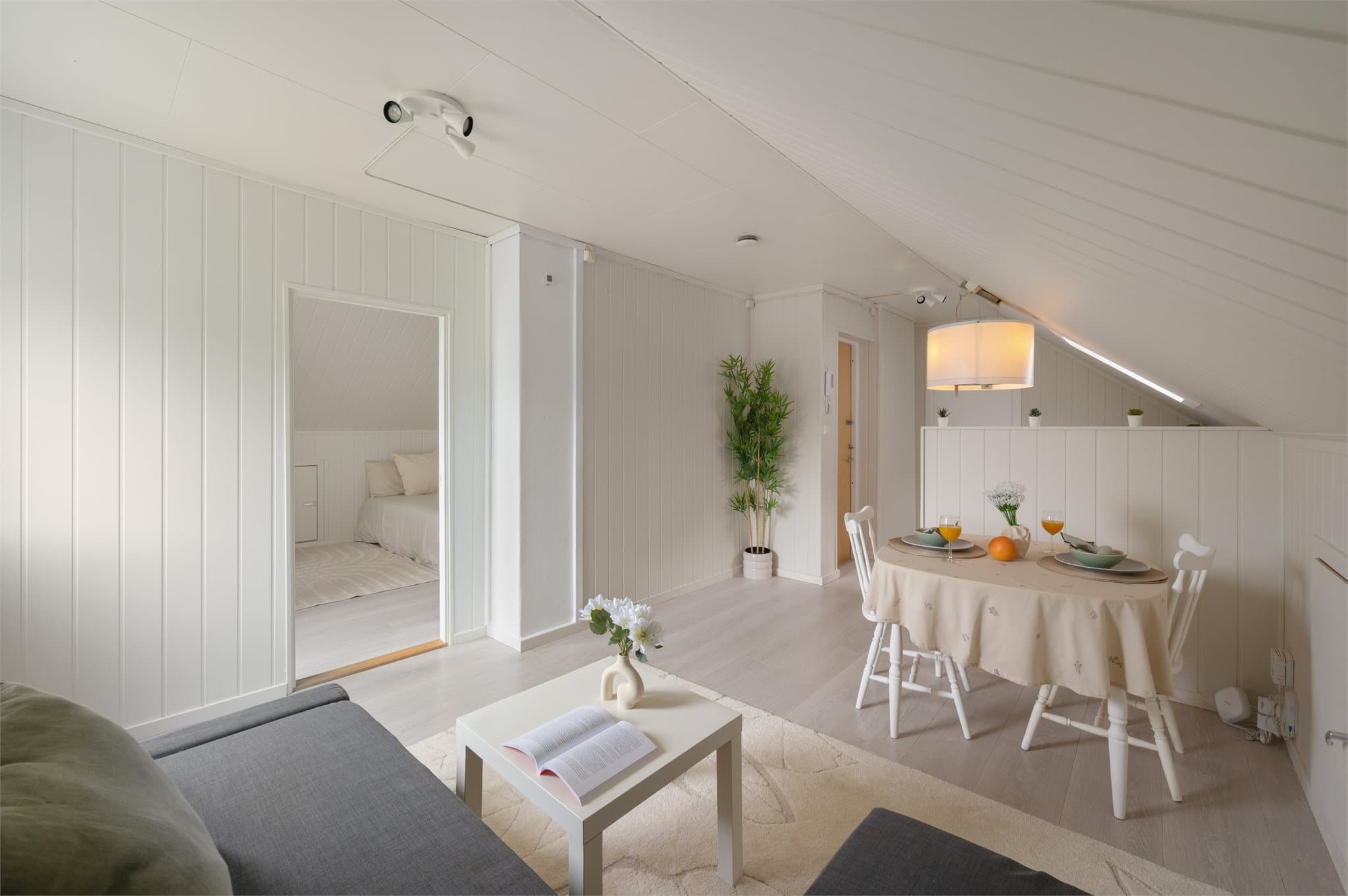 - Leiligheten har et totalt BRA-i på 35m² og inneholder kjøkken/stue, bad og soverom -