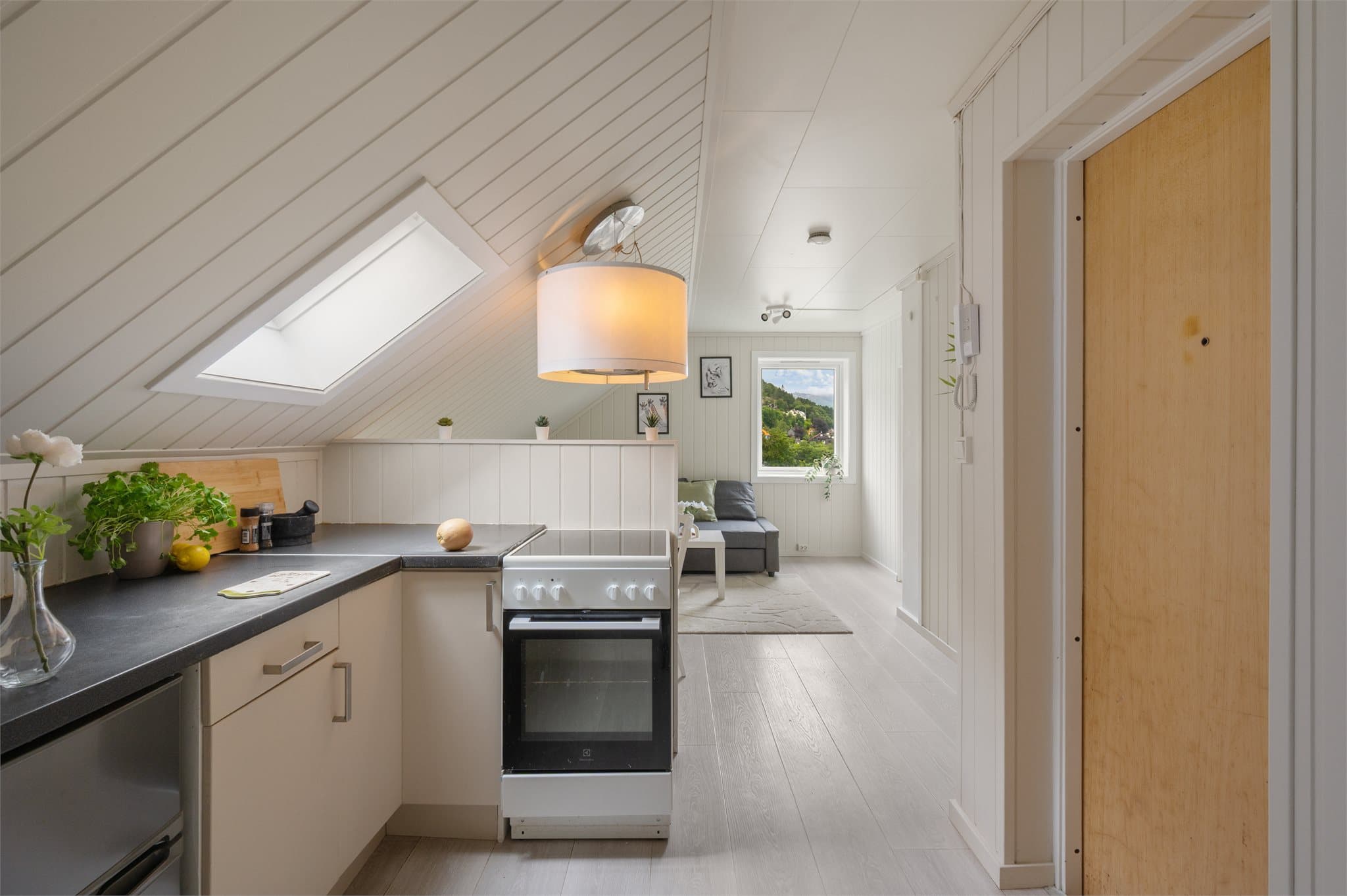 - Stue/kjøkken måler 16,3m² -