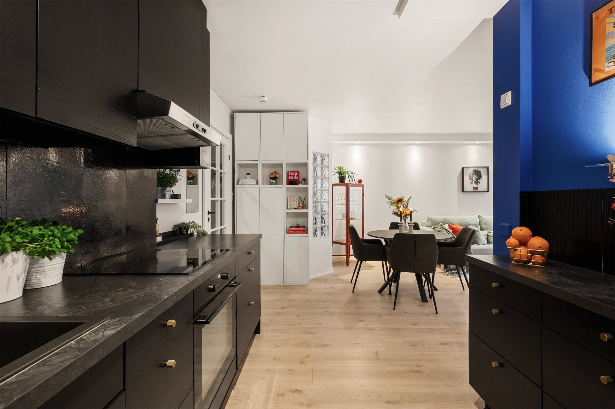 - Kjøkkenet har rikelig med skap- og benkeplass -