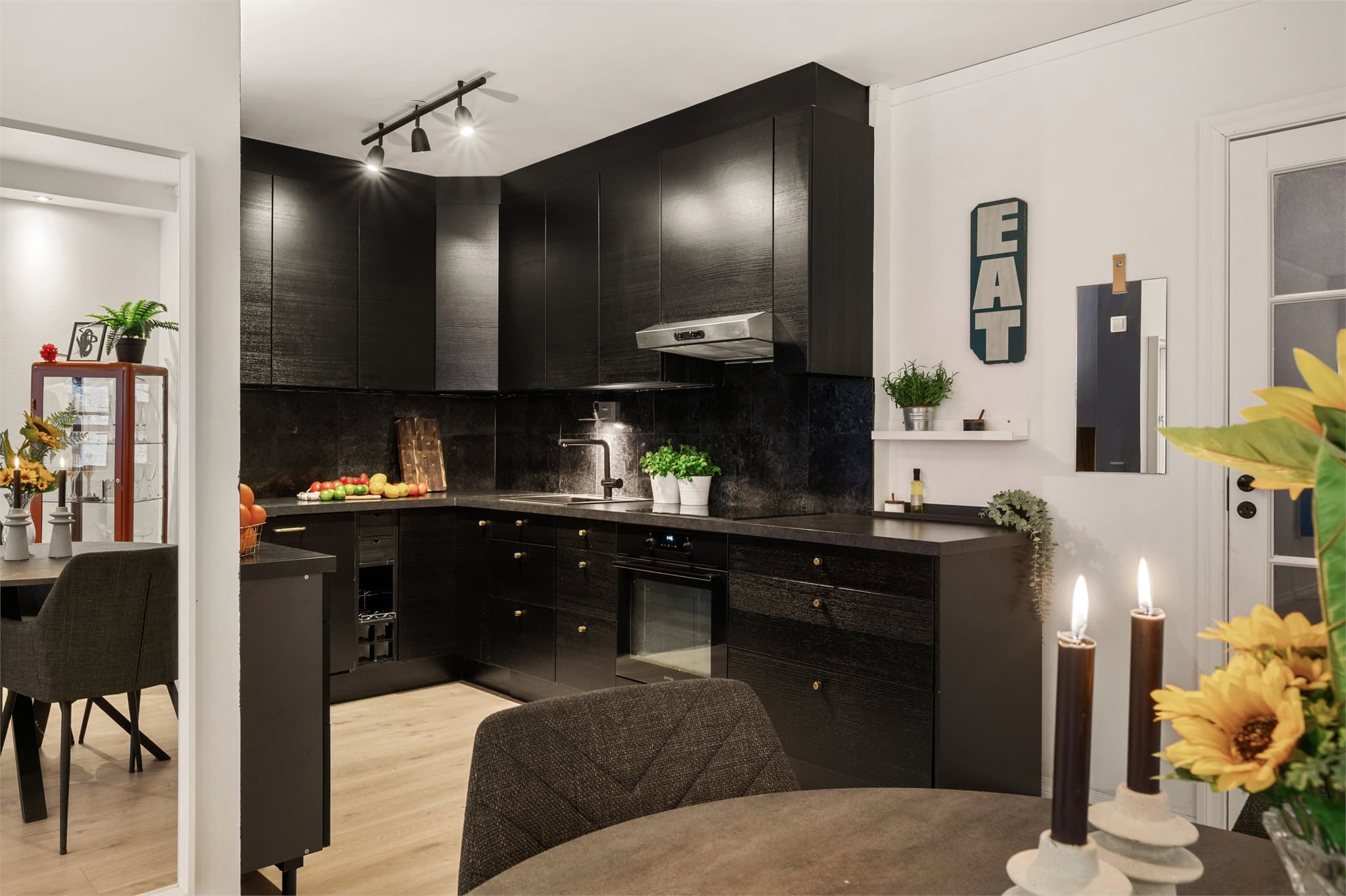 - Lekker kjøkkeninnredning fra 2020. Merk takhøye overskap som gir et sømløst uttrykk -