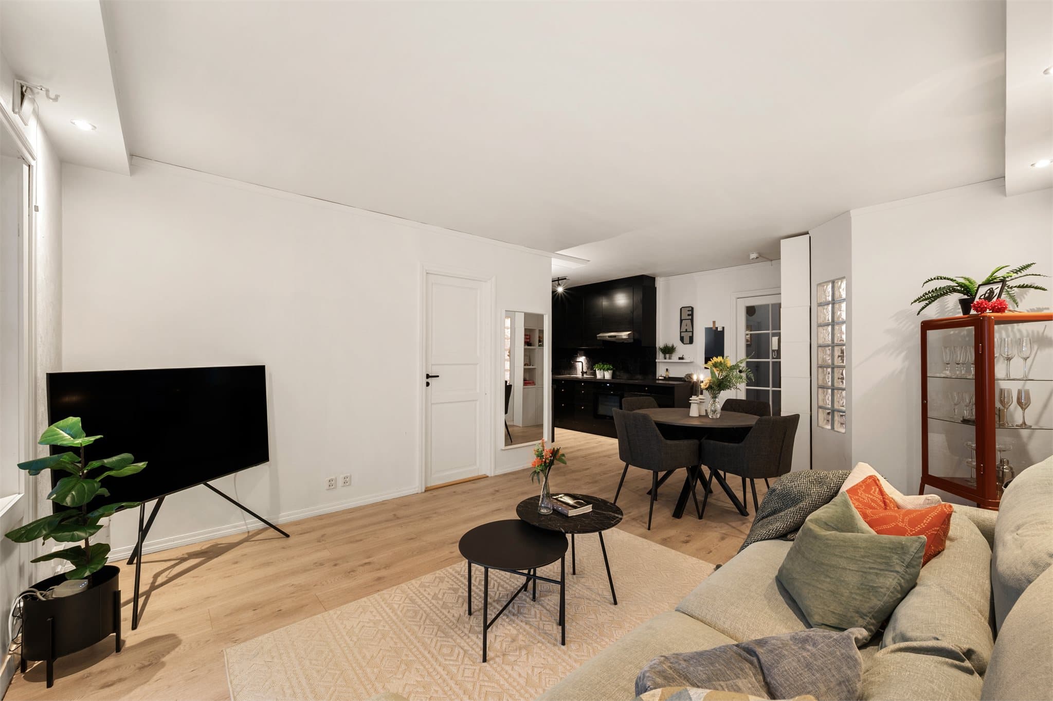 - Her har du god plass til sofa og spisebord -