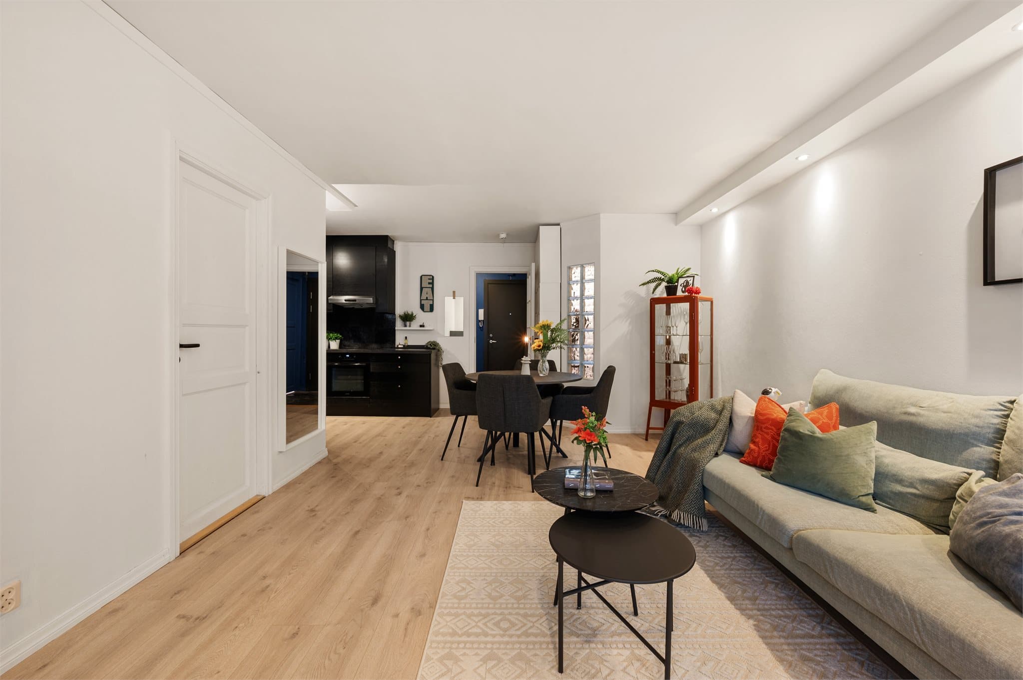 - Den åpne stue- og kjøkkenløsningen måler 28m² -