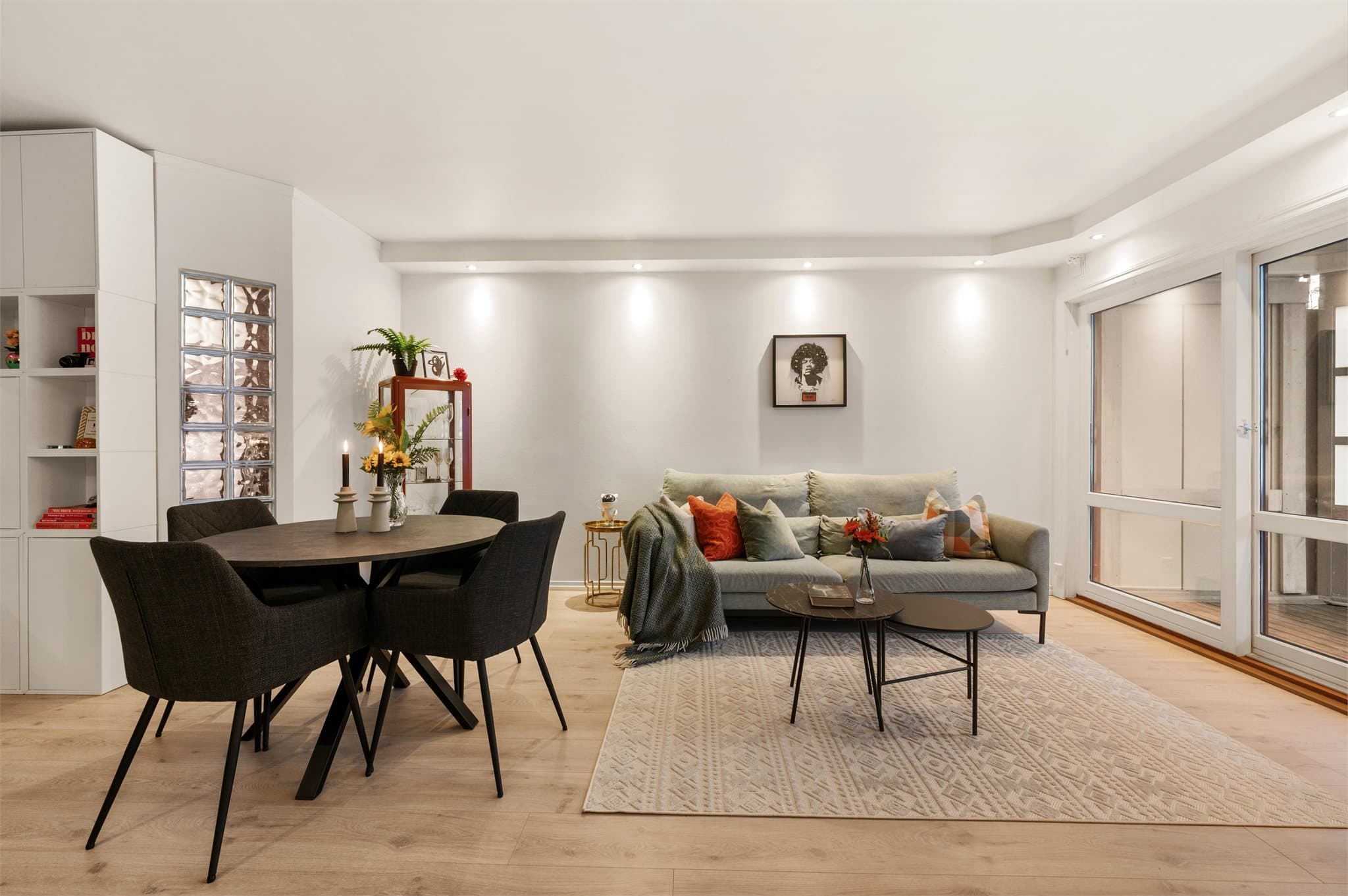 - Fra Leiligheten er det gangavstand til buss, bybanestopp, dagligvare og Oasen senter med alle servicetilbud -